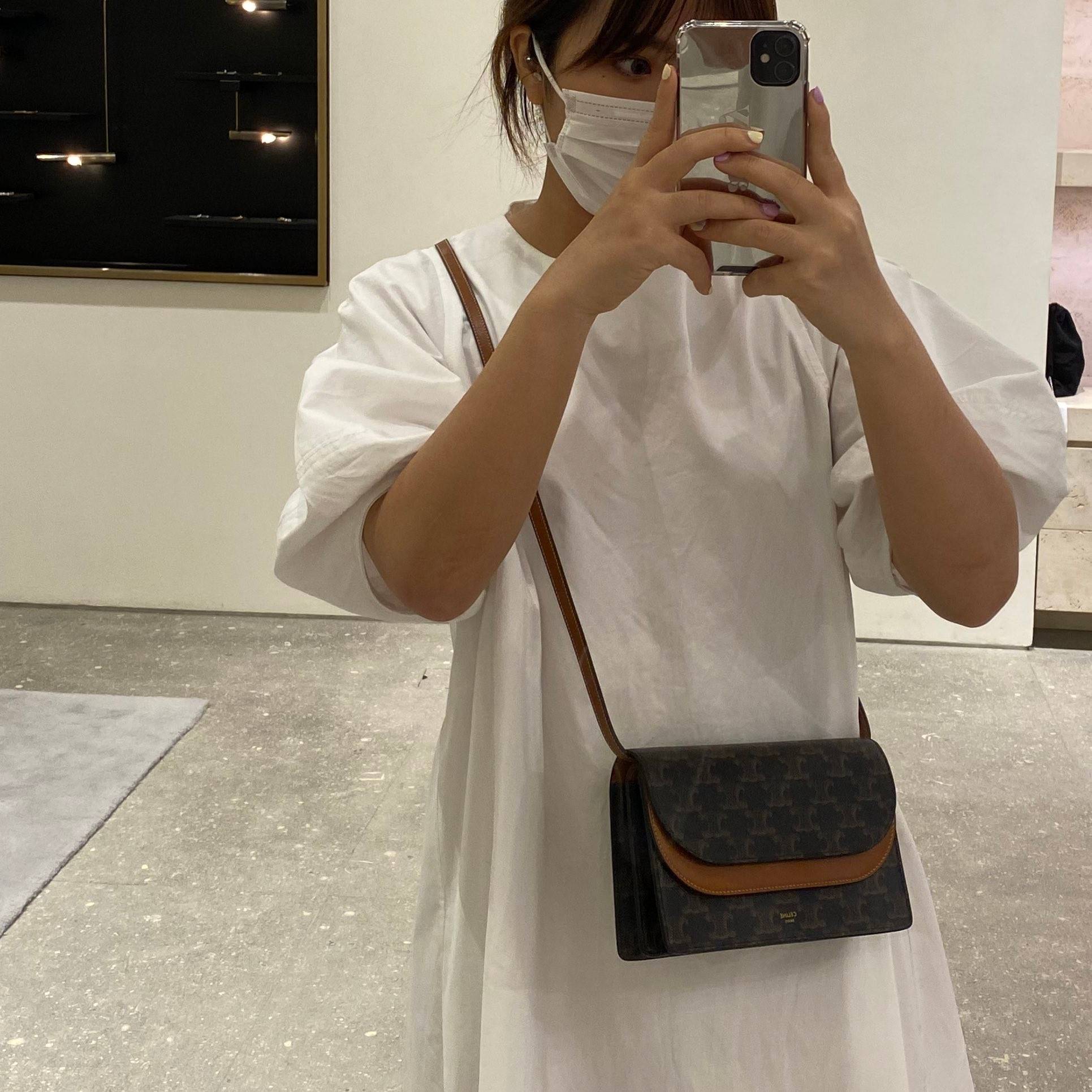 CELINE WALLET ON STRAP IN TRIOMPHE CANVAS AND LEATHER อีกหนึ่งรุ่นยอดนิยม กระเป๋าสะพายกึ่งคลัทช์ ในรูปแบบกระเป๋าสตางค์ ให้พกพาได้ง่าย ใส่ของสำคัญ มือถือ หรือบัตรต่างๆได้