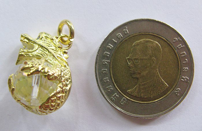 จี้มังกรถือลูกแก้วสีขาวค่ะ