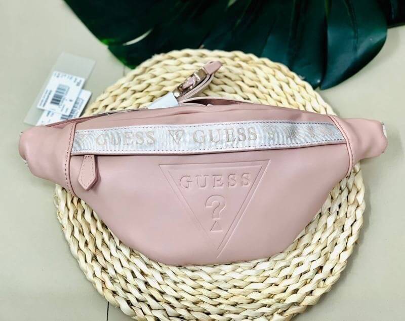 GUESS GESABEL GYM FANNY PACK กระเป๋าคาดอก//คาดเอว ใบงาม ขนาดกำลังดี วัสดุหนังนิ่ม เบา ด้านหน้ามีโลโก้แบรนด์ พร้อมช่องซิปหนึ่งช่อง ช่องซิปหลักกว้าง ใส่ของได้จุ ค่ะ สายคาดตีแบรนด์ตลอดสาย เลื่อนปรับฟรีไซด์น่ะค่ะ สินค้าพร้อมส่ง ใบจริงน่าใช้มากๆค่ะ