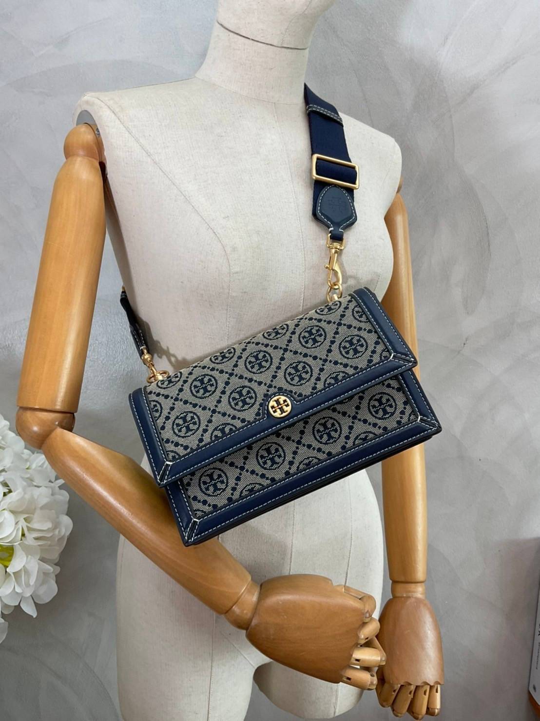 TORY BURCH 81000 MINI T MONOGRAM JACQUARD SHOULDER BAG คอลเลคชั่นฤดูใบไม้ผลิ 2021 กระเป๋าสะพายรุ่นใหม่จาก Tory Burch ดีไซน์สวยคลาสสิค แฝงไว้ด้วยความหรู ลวดลายผ้าแจ็คการ์ด T Monogram บนกระเป๋า Tory Burch นี้ เป็นการยกย่องให้กับงานควิลท์ชาวเพนซิลเวเนียดัตช์