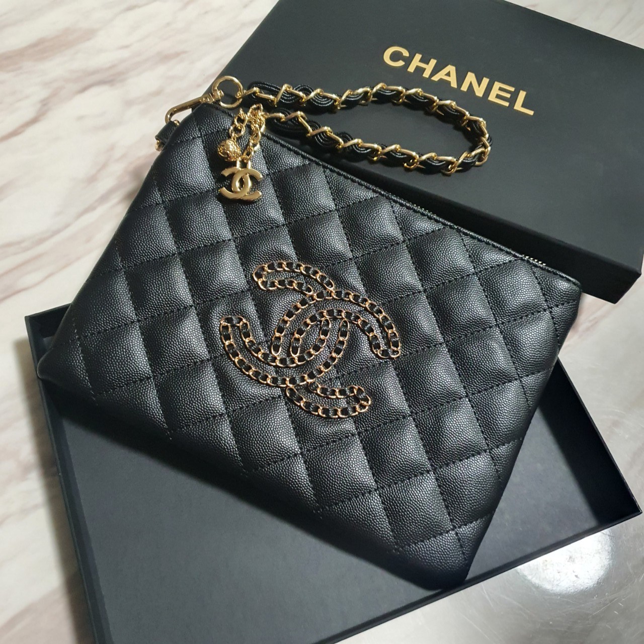 SIZE MEDIUM พร้อมส่งรุ่นขายดี!!! Don't Miss! Chanel Clutch Bag VIP Gift With Purchase (GWP) กระเป๋าคลัชแบนหรือกระเป๋าสตางค์ GWP จาก Chanel Cosmetic Counter Duty free วัสดุหนังคาเวียร์สวยหรูเปิดปิดด้วยซิปสะดวกใช้ ด้านหน้าประดับโลโก้แบรนด์อะไหล่ทองและม