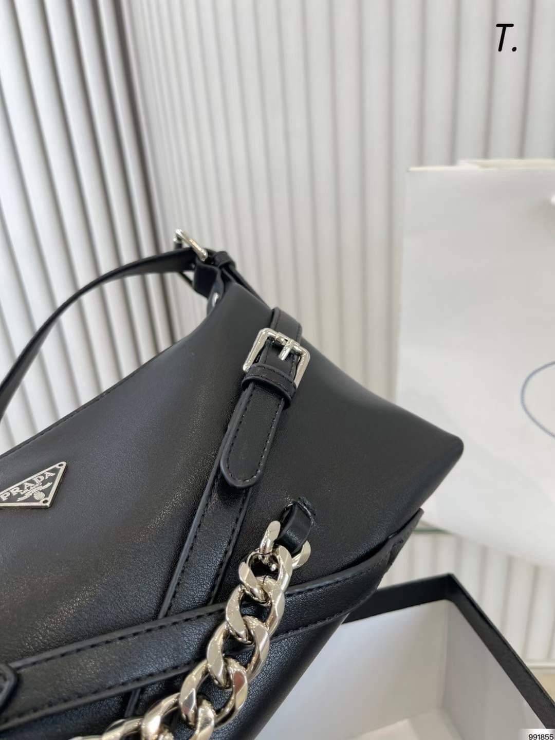 PRADA SHOULDER LEATHER BAG พร้อมส่งที่ไทย เข้าใหม่ สวยหนักมากก จำนวนจำกัดค่ะ! ดีไซด์สวยเก๋ ลุควินเทจ สามารถใช้ไปทำงานพกไปปาร์ตี้สุดเริ่ดไปเลยค่ะ