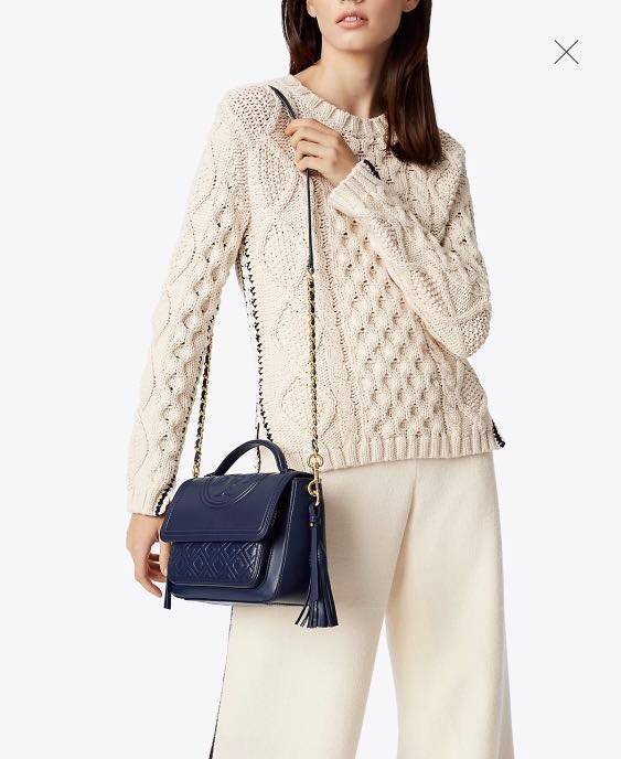 Tory Burch Fleming Satchel Bag รุ่น 45147 สี Royal Navy กระเป๋าสะพาย Crossbody ทรงสวย ดีไซน์เก๋ สุดคลาสสิค เพิ่มดีเทลโลโก้แบรนด์บนฝากระเป๋าอัพลุคให้ดูเท่ห์ และ พู่หนังถอดได้ วัสดุหนังแท้ สัมผัสนุ่มมือ หนังสวย น้ำหนักเบา ตั้งอยู่ทรง เปิดปิดด้วยกระดุมแม่เหล