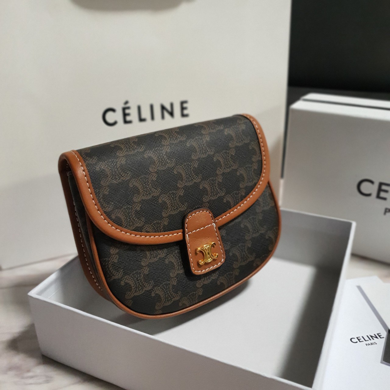 รุ่นใหม่ล่าสุด พร้อมส่งที่ไทยกับ CELINE CROSSBODY BAG VIP GIFT WITH PURCHASE (GWP) พรีเมี่ยมกิ๊ฟ Limited Edition จาก PERFUME DUTYFREE COUNTER กระเป๋าทรงครอสบอดี้ วัสดุหนังทั้งใบ ด้านในเปิดปิดด้วยกระดุม มีช่องใส่ของโล่งกว้าง iphone(เล็ก) ลิปสติก และเงินได้