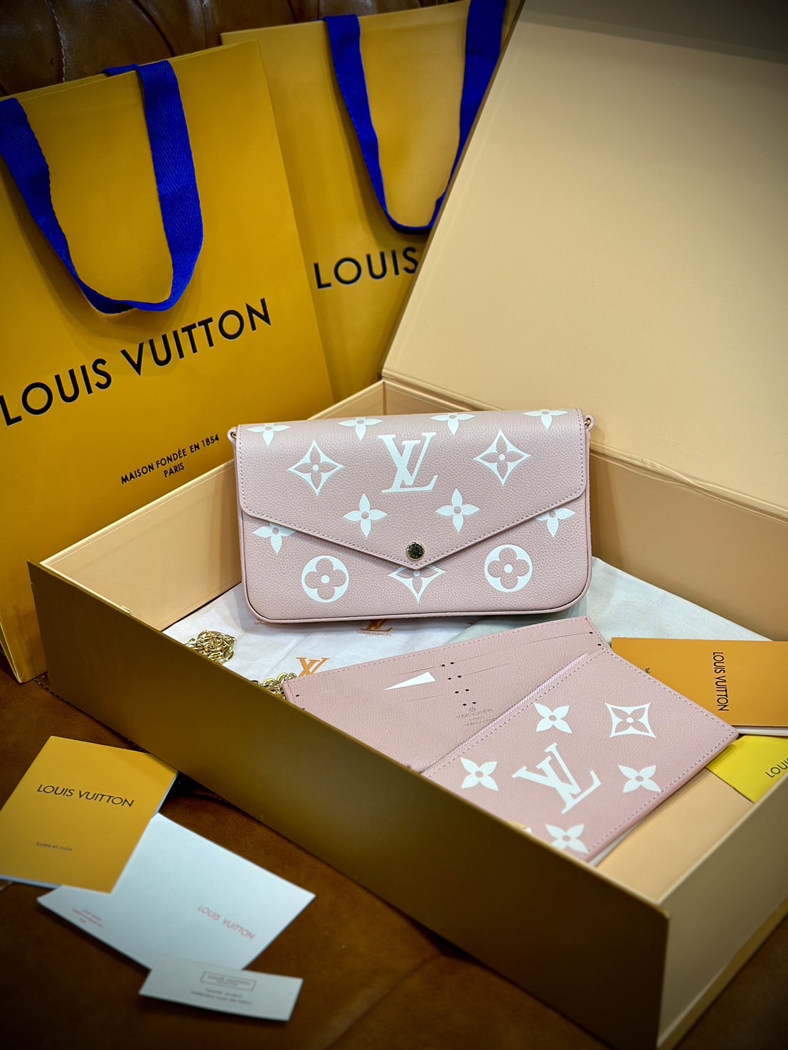 LV Felicie Pochette Monogram Empreinte Leather กระเป๋าทรงพอช มัลติฟังชั่น ครบทุกการใช้งาน สวยงามเหนือกาลเวลา มีใบนี้ใบเดียวคุ้มสุดเลยค่ะ