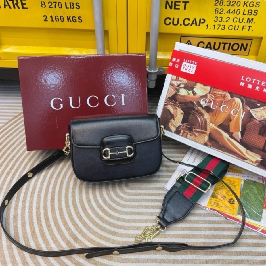 GUCCI Horsebit 1955 small shoulder bag เป็นรุ่นที่มาเพิ่มกี่รอบก็ไม่เคยพอ!! เด็ดสุด!! ฮ็อตสุด!! ให้สิบว้าวไปเลยกับใบนี้ 🤩🤩 กระเป๋าสะพายไหล่/สะพายข้างทรงคลาสสิค สวยผู้ดี ดารา เซเลปใช้กันเพียบ สวยอยู่ทรง