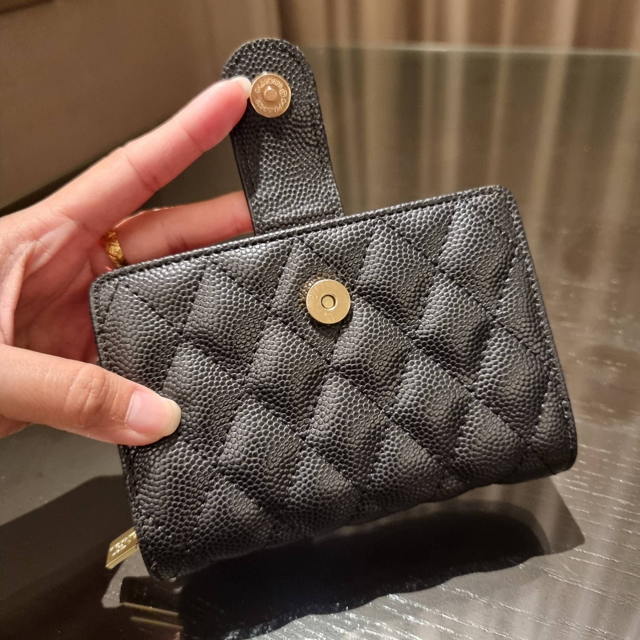 VIP 】หรูสุด ไม่ต้องพูดเยอะ!! HOT ITEM!! กระเป๋าสตางค์ใบกลางขนาดเหมาะมือ ดีไซน์ลุคผู้ดี สวยคลาสสิคจาก Chanel premium for gift วัสดุหนังลายคาร์เวีย ใช้งานง่าย เปิด-ปิดด้วยกระดุมแม่เหล็ก และซิปรูดช่องสำหรับใส่เหรียญ สะดวกมากๆ ภายในกระเป๋ามีช่องใส่บัตร ใส่ธนบ