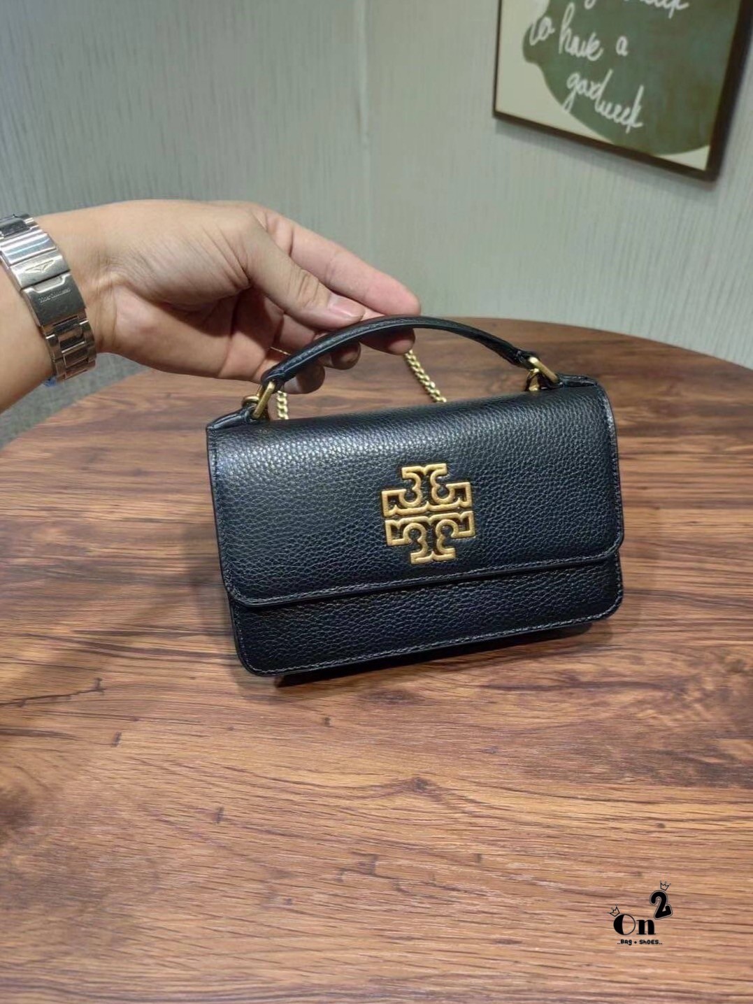 TORY BURCH BRITTEN MINI TOP HANDLE BAG พร้อมส่งที่ไทย กระเป๋าสะพาย Crossbody วัสดุหนังวัวแท้ การออกแบบเรียบง่าย ยังคงความหรูหราเอาไว้ มาพร้อมสายยาวโซ่อะไหล่ทองสลับหนัง ถอดออกได้ ตอบสนองการใช้งานได้ดี มีหูหิ้วด้านบนสามารถใช้งานได้ในหลายโอกาสค่ะ