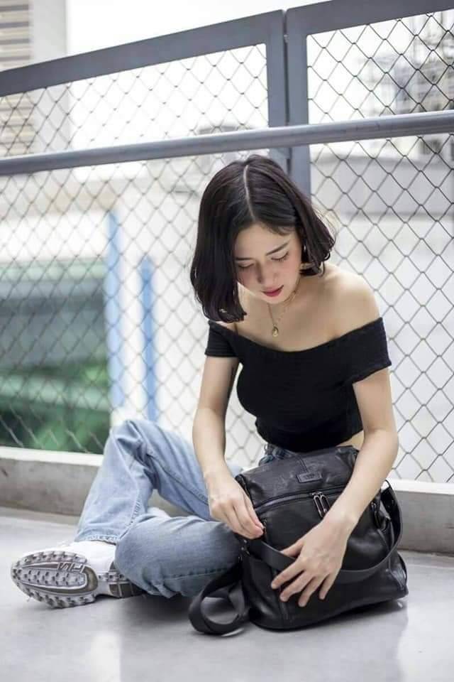 Keep speedy backpack กระเป๋าเป้หนัง ทรงน่ารัก จากแบรนด์ KEEP วัสดุหนังวัวสังเคราะห์เนื้อนิ่ม ลายหนังชัดสวย ด้านหน้ามี 2 zip สะดวกใช้งาน และช่องซิปด้านบนค่ะ มีสายสั้นสะพายไหล่ให้อีก 1 สาย ด้านข้างมีช่องใส่ของซ้ายขวา ด้านหลังมีช่องแยกเก็บของ เพิ่มอีก 1 ช่อง