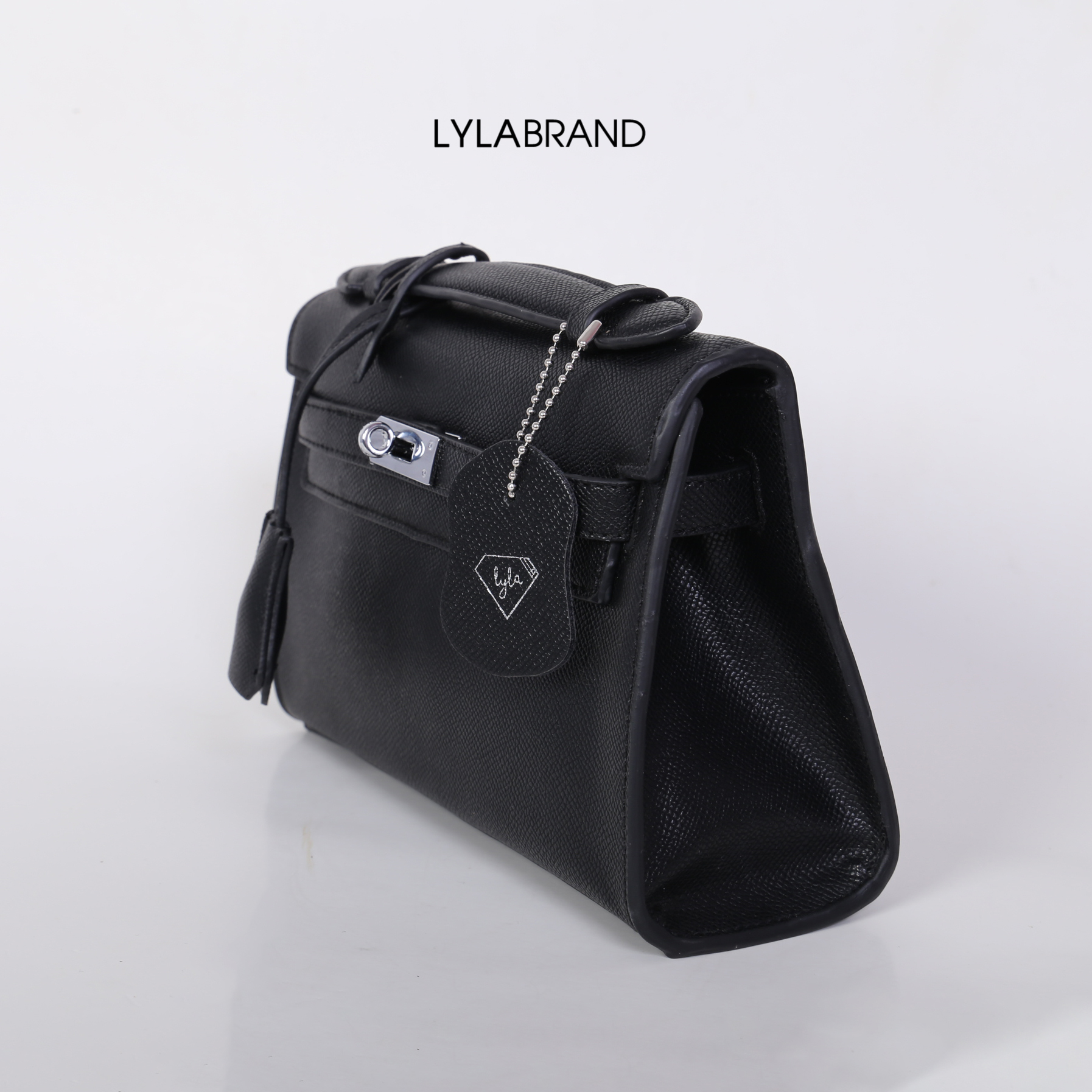 LYLABRAND🔔 KELLY MINI SIZE 22 CM / EPSOM PU TOP PREMIUM มาพร้อมสายหนังและสายโซ่คุณภาพดีสุดๆ ใบเล็กน่ารักพอดิบพอดีถือเป็นครัชออกงานได้ให้ลุคหรูสุด หรือจะใส่กับชุดทำงาน กางเกงยีนส์ ได้หมด ครบเลยค่ะ ให้ลุค ผู้ดีมากๆ ใส่ iphone plus ได้ทุกรุ่น มีสีให้