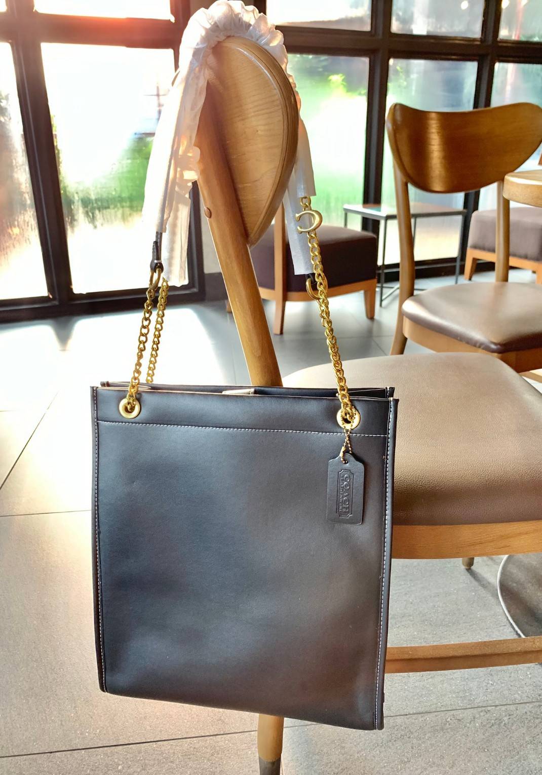 LIMITED EDITION 📣รุ่นใหม่ล่าสุด ยังไม่มีในช๊อปไทยจ้าา❗️ COACH CHAIN CASHIN TOTE ((C6338//C6620)) พร้อมส่ง สินค้าเข้าใหม่ ห้ามพลาดค่าา! กระเป๋าทรงTote สูง สามารถใส่เอกสาร//A4 ได้ วัสดุหนังแท้นิ่ม น้ำหนักเบาค่ะ 🔺จุดเด่นของรุ่นคือสายสะ