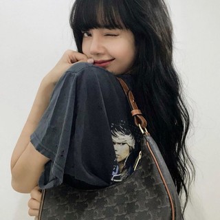 VIP GIFT 】หนังแท้ CELINE AVA BAG IN TRIOMPHE CANVAS AND CALFSKIN :RED กระเป๋าดีไซน์สวยหรูฮิตสุดในเกาหลี! หนังสวยอยู่ทรง เปิดปิดด้วยซิปแบรนด์สีทอง ภายในโล่งกว้างและจุสามารถใส่มือถือ กระเป๋าสตางค์ ของใช้ได้เยอะ สายสะพายหนังปรับได้อะไหล่ทองหรูมีโลโก้แบรนด์ ไ