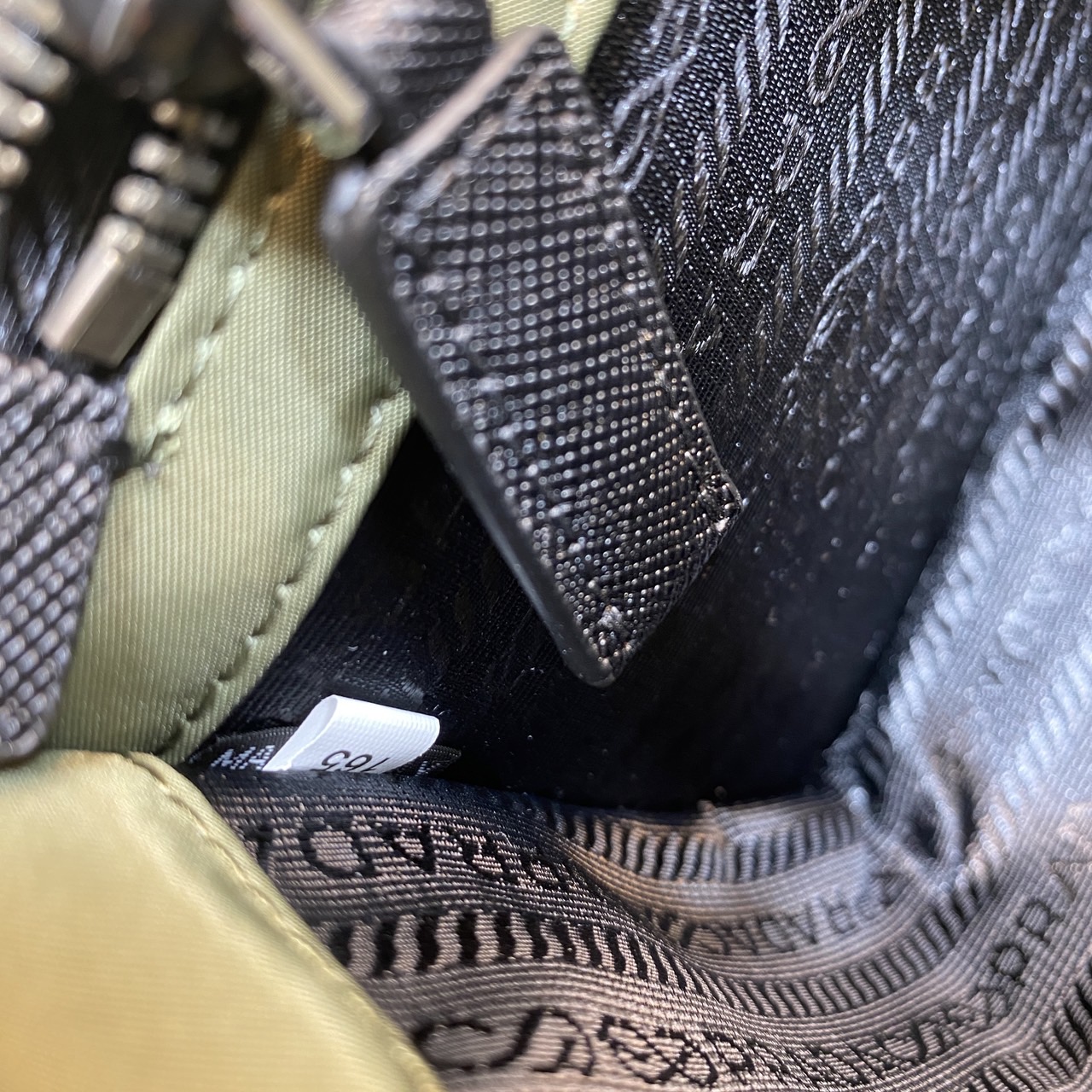 PRADA Re-Nylon and Saffiano leather shoulder bag / PRADA Messenger Bag กระเป๋าสะพายทรงเหลี่ยม คอมพลีทครีเอทลุคหล่อเท่ เกรดออริ 1:1 ใช้งานต่างประเทศได้