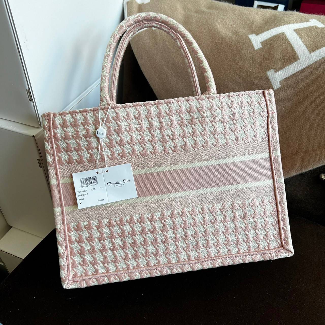 CHRISTIAN MEDIUM DIOR BOOK TOTE ราคาดีมากเลย คุ้มยิ่งกว่าคุ้มเป็นทางช็อปปิ้งBag เอกลักษณ์ของความหรู ที่ต้องมี ภายในโล่งกว้างมาก ใส่ของแบบแน่นๆ จุๆไปได้เลย น้ำหนักเบาสบาย งานออริปักขึ้นรูปสวยมาก มี code stamp พร้อมส่งที่ไทย เกรดออริจินอลเทพๆ ภาพสินค้าถ่ายจ