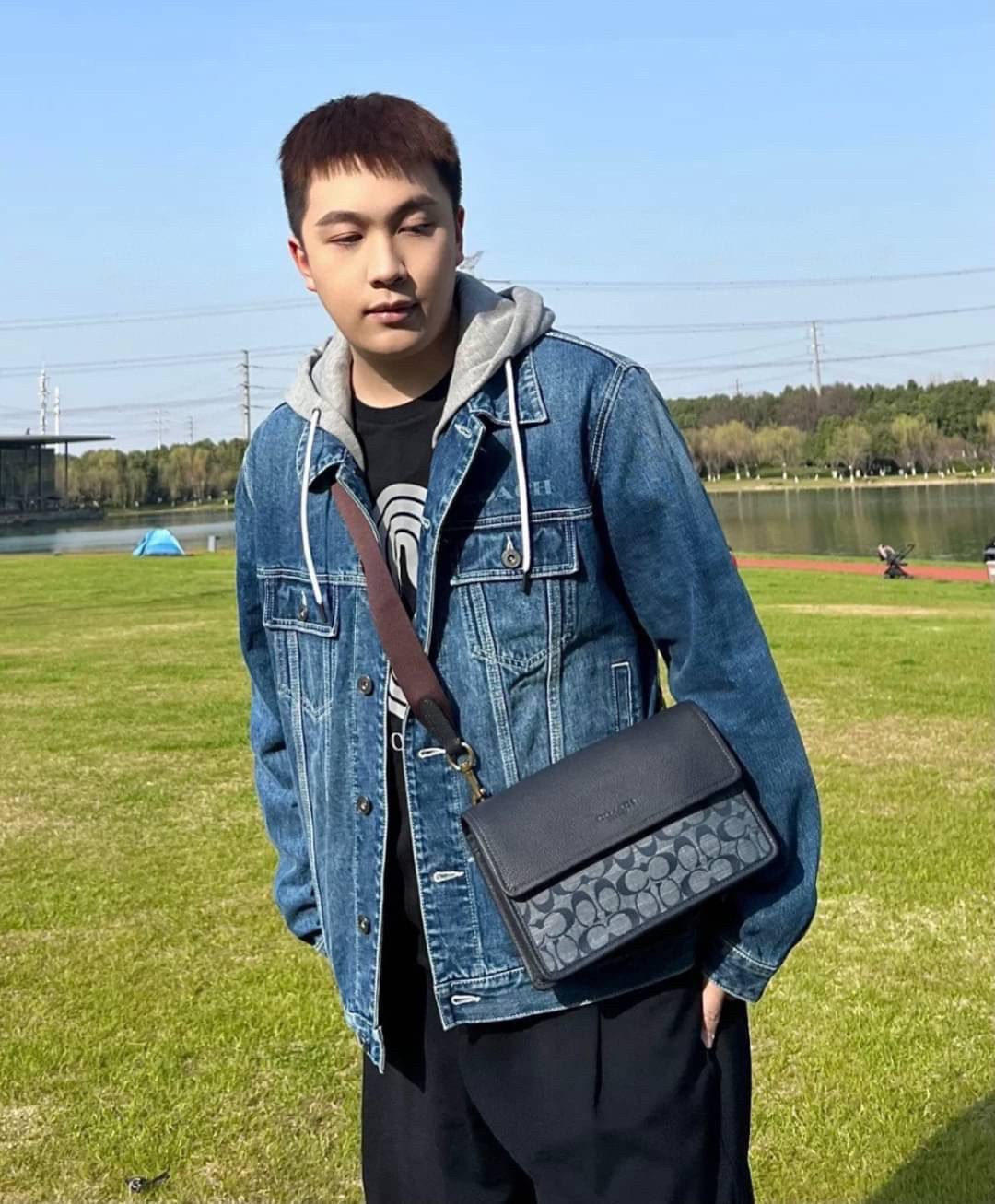 COACH Turner Flap Crossbody In Signature Chambray C8185 กระเป๋าสะพายหนังแชมเบรย์ซิกเนเจอร์และหนังธรรมชาติ ด้านในกระเป๋าซิป กระดุมแป๊ก ซับในหนัง กระเป๋าสลิปด้านนอก สายสะพายถอดได้ ยาว 25” สำหรับสะพายไหล่หรือสะพายข้าง