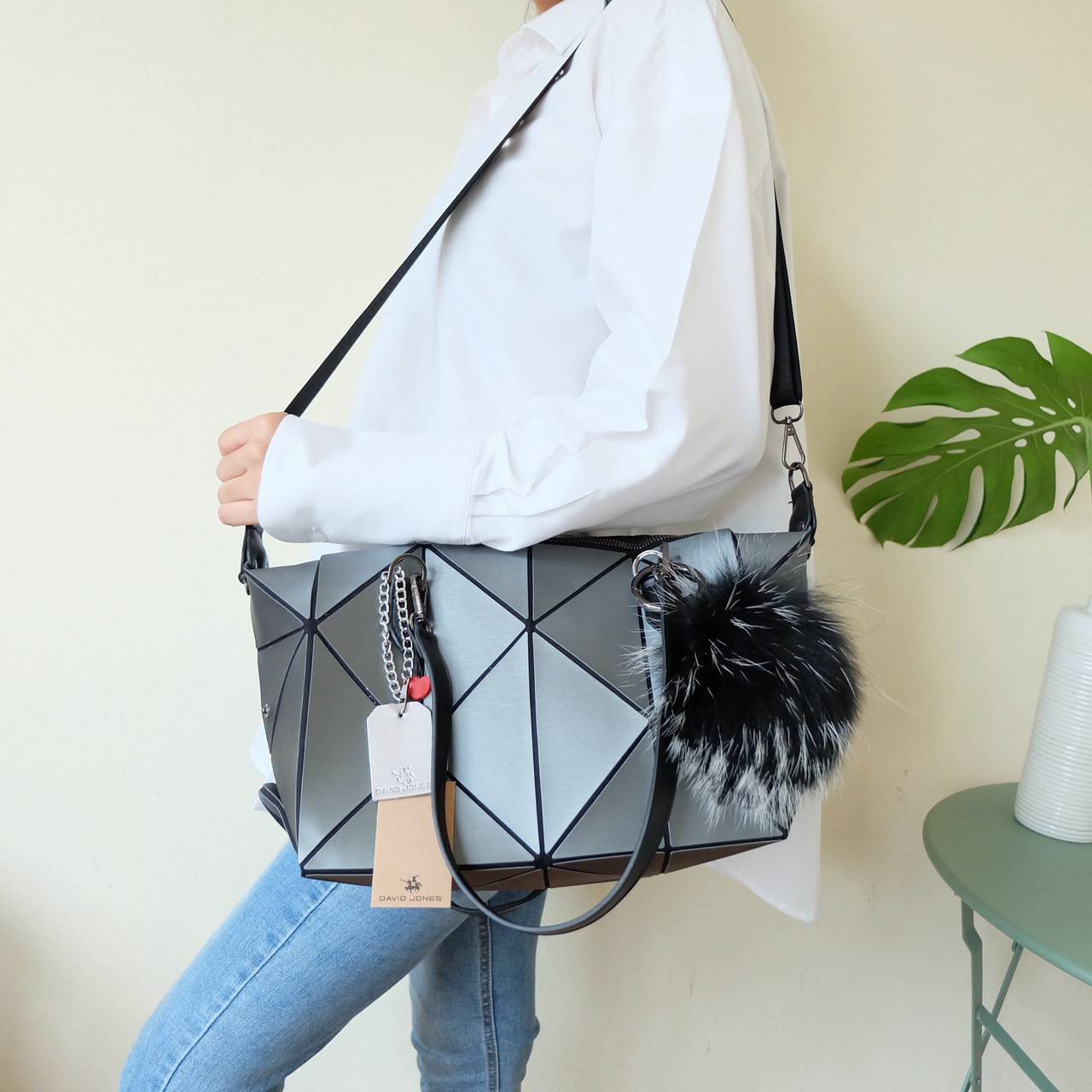 ห้ามพลาดเลยน๊า !! มาใหม่ กระเป๋าถือ/สะพาย ทรงสวย เหมือนซื้อ1ได้4 โอ้ย 🤩🤩 คุ้มสุดๆไปเลยค่า เพราะตัวกระเป๋าปรับได้ถึง4 แบบตามการใช้งานเลยน๊าแถมตัวกระเป๋าน้ำหนักเบาอีกด้วย ✨✨✨ สายสะพายถอดได้แถมสายยาวให้อีก 1 เส้น กระเป๋าท