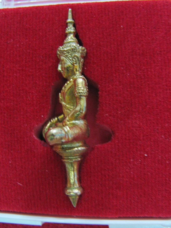 สินค้าหมดค่ะ พระยอดธงทรงเครื่องตากสินมหาราช รุ่นรวยเงินล้าน (ปลุกเสกโดย พ่อท่านเขียว หลวงพ่อคูณ หลวงพ่อรวย) วัดนาคกลางวรวิหาร พร้อมกล่องเดิมค่ะ