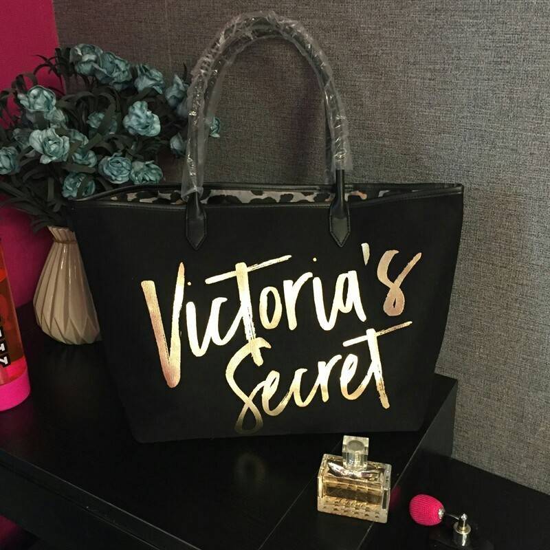New Arrival! Victoria's Secret Canvas Large Tote Bag♡ กระเป๋าสะพายใบใหญ่ จุของได้คุ้ม! วัสดุทำจากผ้า canvas เต็มใบ ด้านหน้าแต่งโลโก้แบรนด์สีทอง สวยวับ! ด้านในบุผ้าปั้มลายเสือ มีของใส่ของจุกจิกค้า จะถือไปเที่ยวทะเลสักคืนสองคืน ใบนี้เอาอยู่คะ