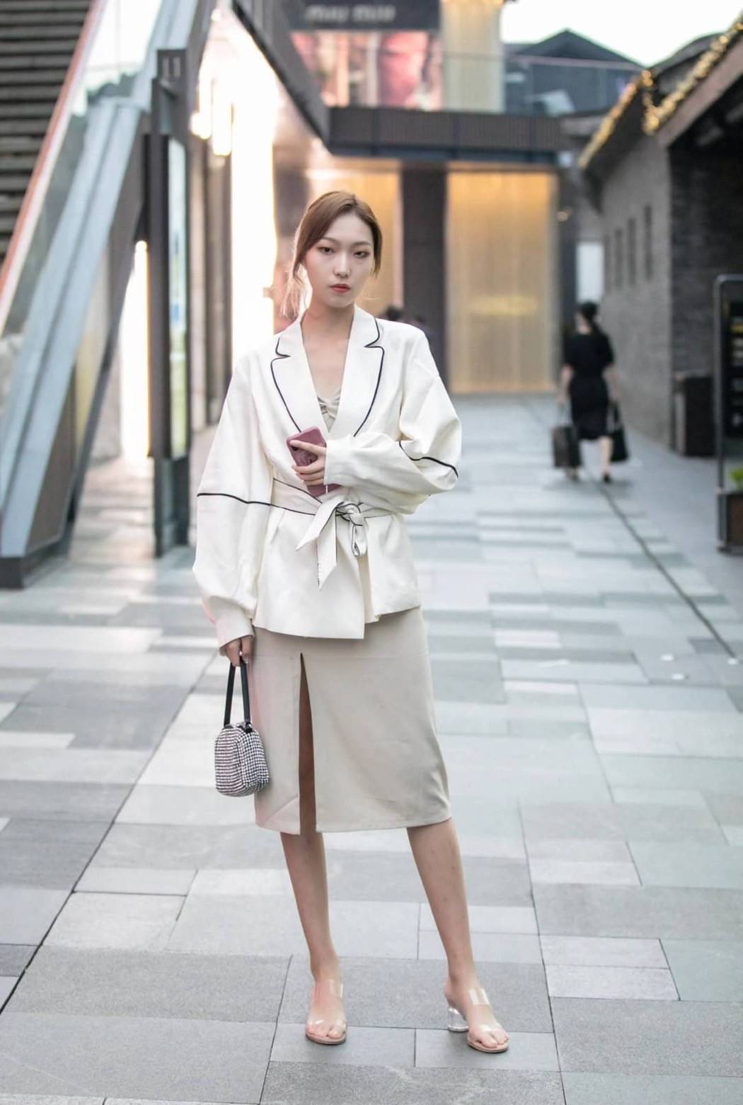 ALEXANDER WANG HEIRESS POUCH IN RHINESTONE MESH จัดให้แบบสุดตัว กับไอเท็มที่สาวๆต่างเรียกร้อง กับกระเป๋าพอชตกแต่งพลอยเทียม หรูหรา โดดเด่น ดูแพง ด้วยการตัดเย็บเรียงร้อยลงบนตาข่ายเนื้อละเอียด ทำให้ดูดีมีราคางดงามจริงๆ เปิด-ปิดด้วยซิป ขนาดกำลังสวย ภายในเป็นช