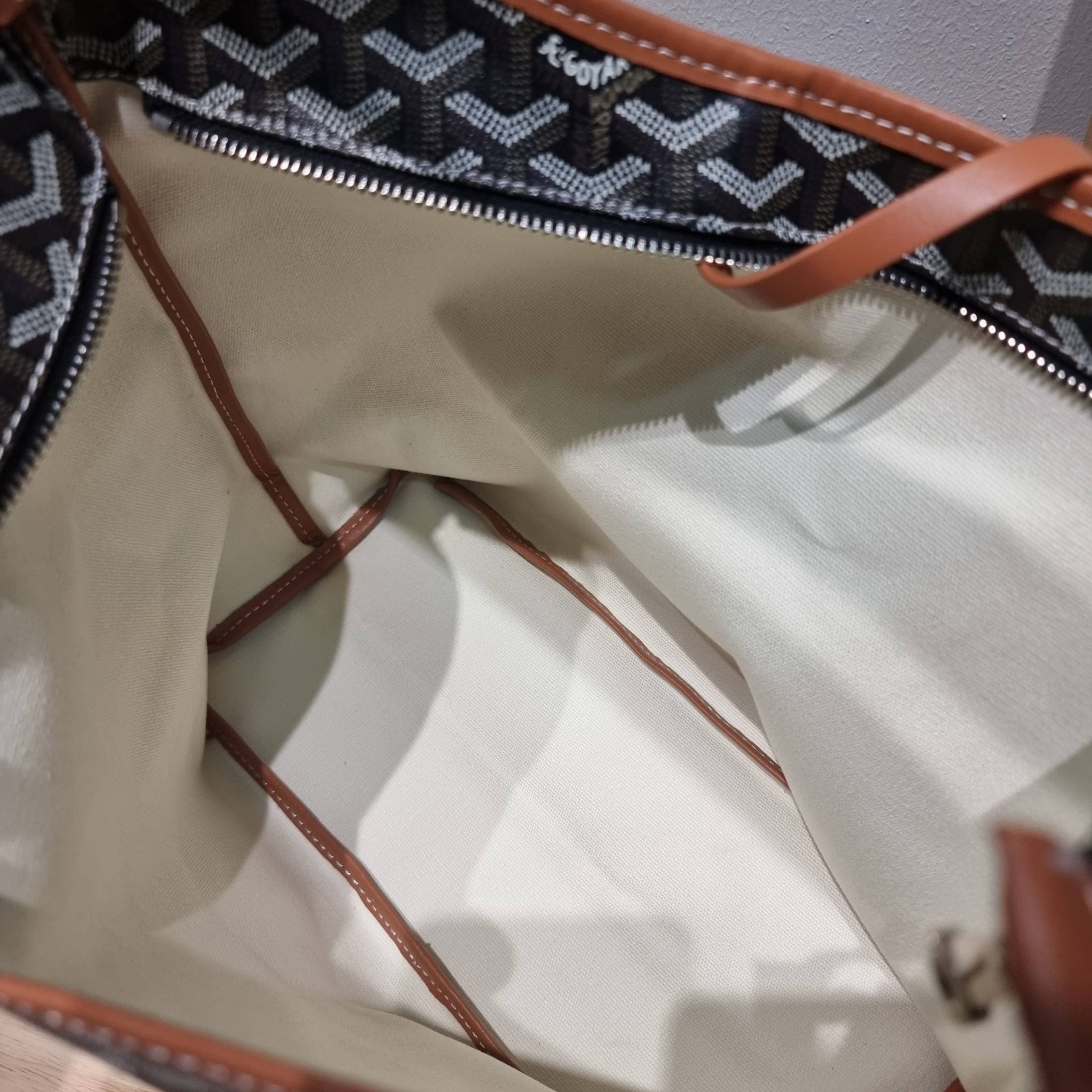 GOYARD BOHEME HOBO BAG / GOYARD HOBO กระเป๋าสะพายทรงโฮโบ ใบใหญ่จุใจ!! มาครบสีขายดี เลิศทุกสี รูปทรงคลาสสิค ดีไซน์เป็นเอกลักษณ์ วัสดุหนังแคนวาสพิมพ์ลายสวยคม ปากกระเป๋ามีซิปเปิด-ปิดกันของหล่นได้ ภายในโล่งกว้างมาก มาพร้อมสายคล้องในตัว ทนทาน สะพายสวยๆได้ทุกวั