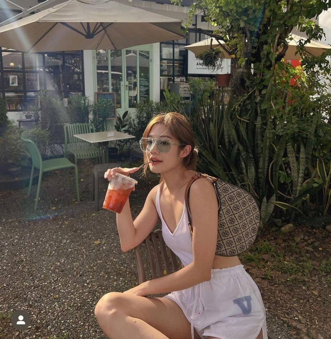 Tory Burch T Monogram Mini Crescent Bag / TORY BURCH T MONOGRAM MINI JACQUARD CRESCENT BAG ร้อนแรงกว่านี้ไม่มีแล้ว กับไอเท็มที่เซเลปรีวิวเยอะมาก!! สาวๆตามหากันไปอีก กระเป๋าทรง half moon ที่ดีไซน์บนผ้า jacquard ลวดลายซิกเนเจอร์ เรียบหรู ผู้ดีมากแม่!