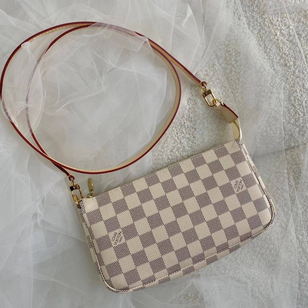หนังแท้ LOUIS VUITTON MONOGRAM POCHTE ACCESSORIES BAG พร้อมส่งที่ไทย รุ่นฮิตตลอดกาล ต้องมีไว้ครอบครองจ๊ะ ที่สำคัญไม่ต้องเสียตังเยอะซื้อของแท้ก็ได้งานที่เทียบเท่าของแท้เพราะสำหรับรุ่นนี้เราอัพเกรดมาแล้ว งานละเอียดทุกตารางนิ้ว หนัง&อะไหล่นำเข้า การวางลายตรง