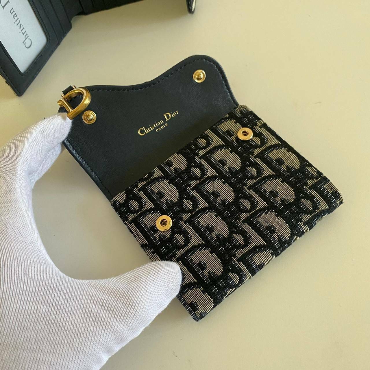 VIP 】DIOR WALLET MONOGRAM SADDLE LOTUS กระเป๋าสตางค์ 3 พับ วัสดุหนังแท้ และผ้า Jacquard อย่างดี ทอสวยงามที่สุด ผสมผสานความสง่างามและคลาสสิกที่เข้ากับยุคสมัย ด้านหน้าโดดเด่นด้วยซิกเนเจอร์ของ Christian Dior อะไหล่สีทองอ่อน เงางาม เป็นอีกหนึ่งรุ่นที่ดาราเชเล