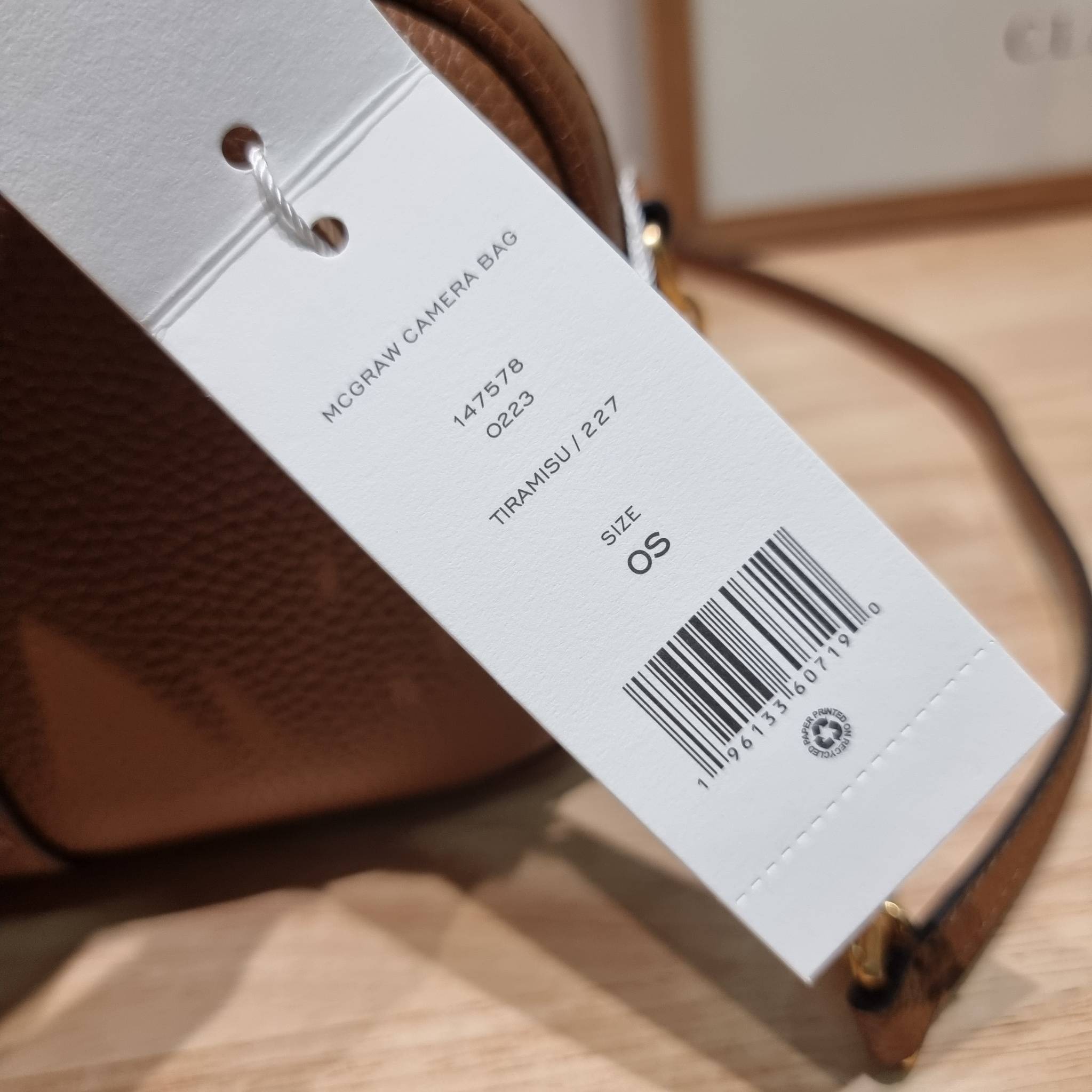 TORY BURCH MCGRAW CAMERA BAG ใหม่จากคอลเลคชั่นสุดคลาสสิค กับกระเป๋าสะพายข้าง ทรงกล่องไซส์กะทัดรัด น้ำหนักเบา ใช้งานง่ายด้วยซิปรูดเปิดปิด แมทช์ได้กับทุกสไตล์การแต่งตัว