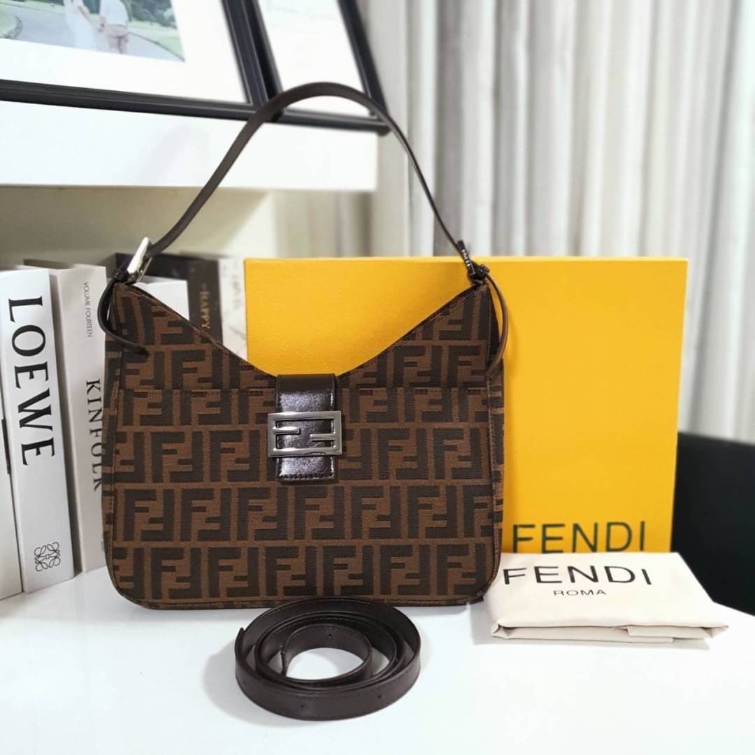 รุ่นใหม่แนะนำ!! FENDI BAGUETTE BROWN FABRIC BAG (GWP) พรีเมี่ยมกิ๊ฟ Limited Edition จาก FENDI วัสดุ CANVAS พิมพ์ลายแบรนด์ เปิดปิดด้วยฝาปิดกระดุมแม่เหล็ก ภายในมีช่องใส่ของแยกสองช่องใหญ่ พร้อมช่องซิปอีกช่อง สามารถใส่กระเป๋าสตางค์ยาว iphone เงิน ของจุกจิกได้