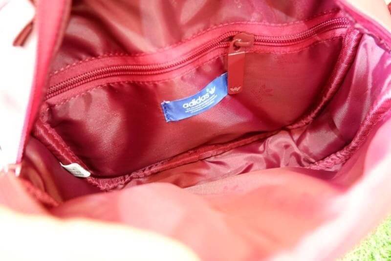 adidas mini airline bag *outlet* กระเป๋าสะพายข้างทรงสปอร์ต ด้านหน้าติดโลโก้แบรนด์ ดีไซน์ลาย 3D ด้านหลังเป็นหนังเรียบ มีช่องซิปสามารถใส่สิ่งของได้ รุ่นนี้เปิดปิดด้วยซิปคู่ ซิปปั๊มแบรนด์ทุกจุด ด้านในเป็นช่องกว้าง มีช่องซิป สายสะพายยาวสามารถปรับระดับได้ สาวก