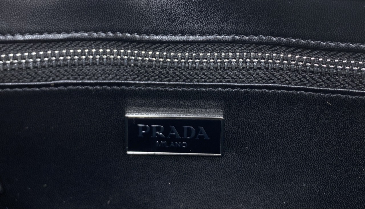ORI หนังแท้ | Prada Small Top-handle Bag in Antique Nappa กระเป๋าสะพายพร้อมหูจับ งานหนังยับดีไซน์เอฟเฟกต์เท็กซ์เจอร์ที่มีเสน่ห์สไตล์วินเทจ พร้อมทริกห้อยเพิ่มสไตล์สัมผัสที่โดดเด่นและร่วมสมัยยิ่งขึ้น