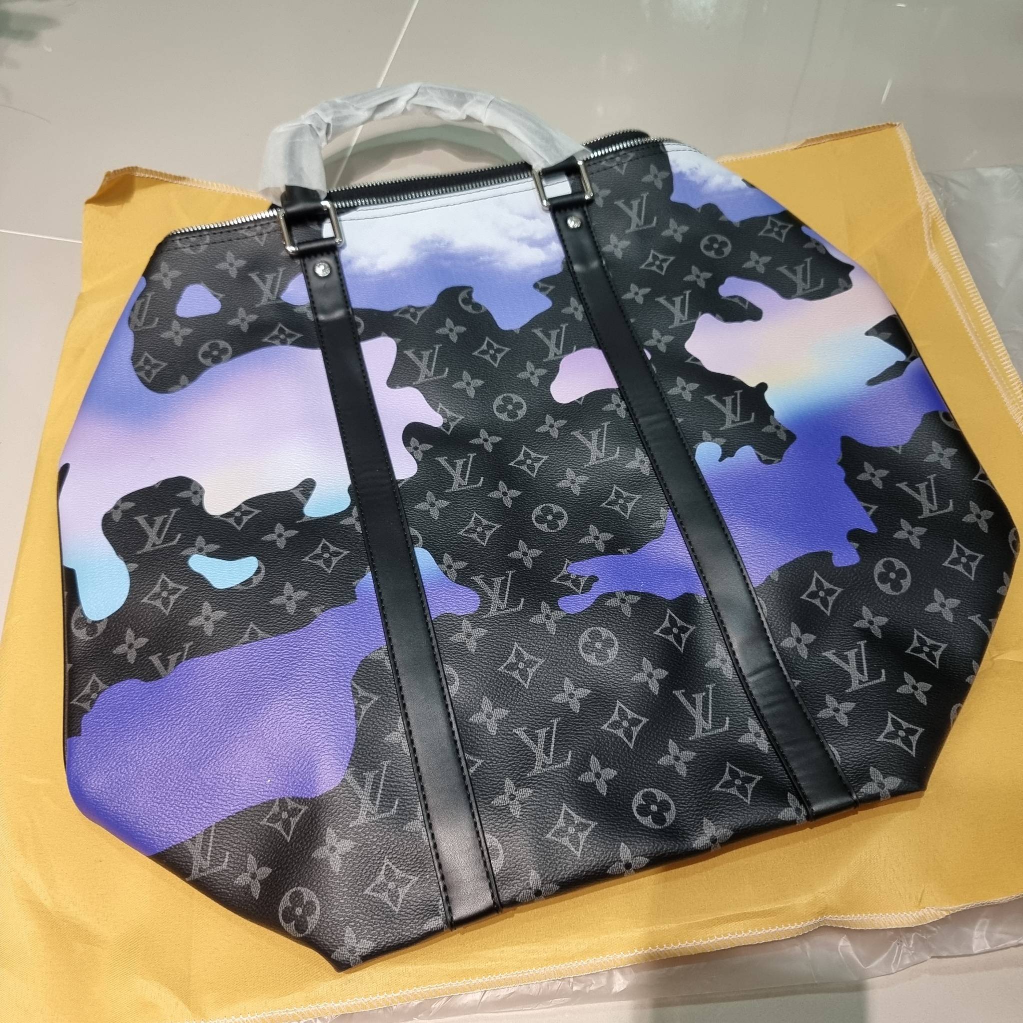 LV KEEPALL 45B BAG กระเป๋าเดินทางสุดคลาสสิค KEEPALL BANDOULIERE MONOGRAM ECLIPSE REVERSE MULTICOLOR สะท้อนแรงบันดาลใจจากคอลเล็คชั่น “Room with a View” สำหรับสิ้นปี 2022 ทึ่ใครๆก็เฝ้ารอ ไอเท็มที่จะทำให้การเดินทางไม่ธรรมดาอีกต่อไป ด้วยดีเทลความเป็นเอกลักษณ์