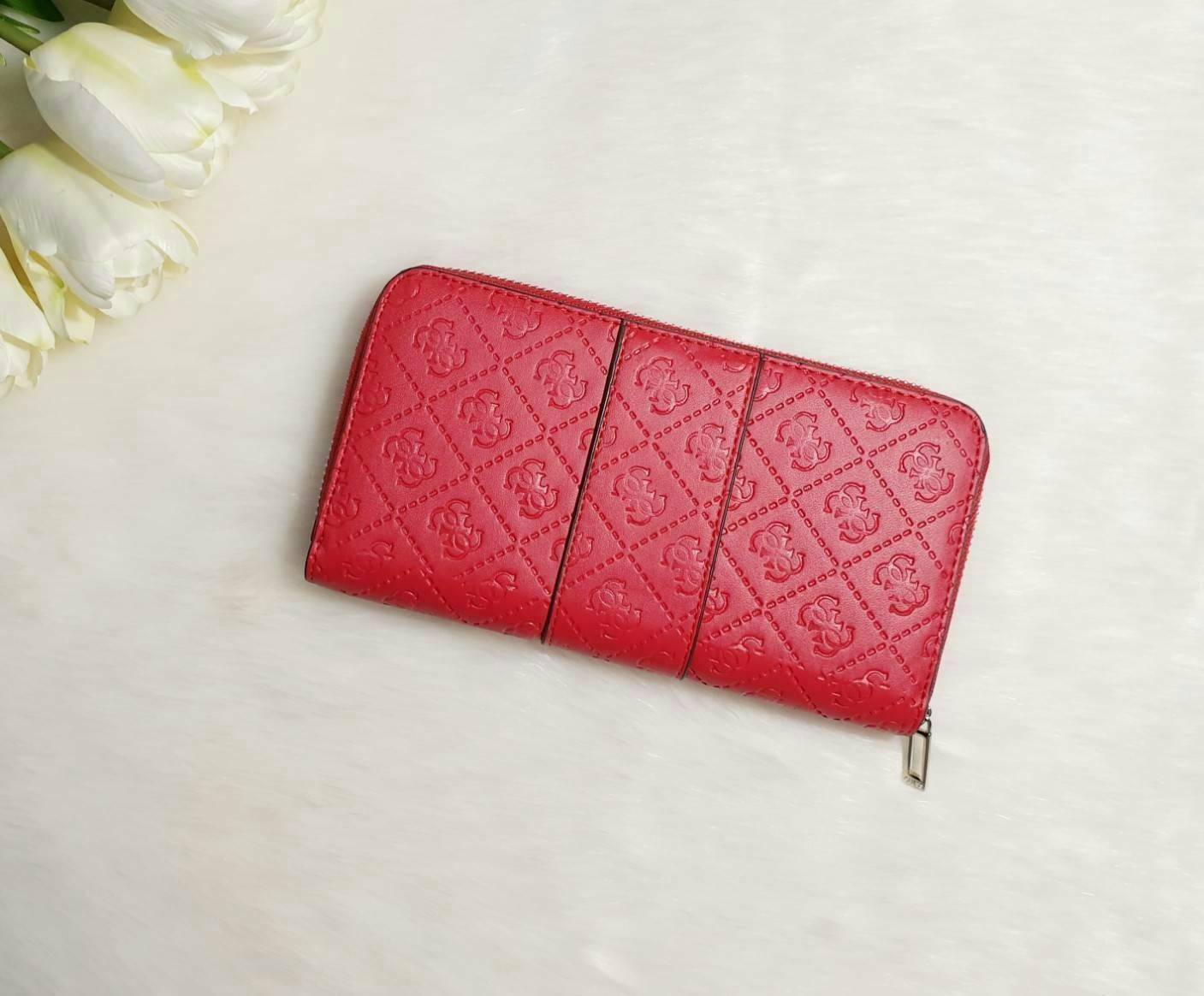 GUESS FACTORY WOMEN'S ZIP AROUND LONG WALLET กระเป๋าสตางค์หนังทรงซิปรอบปั๊มลายแบรนด์รอบใบ ด้านหน้าติดโลโก้แบรนด์ ภายในมีช่องใส่ธนบัตร ช่องใส่บัตรหลายช่องและช่องซิปกลางใส่เหรียญ มีให้เลือก 3 สี สวยคุ้ม น่าใช้มากๆค่า