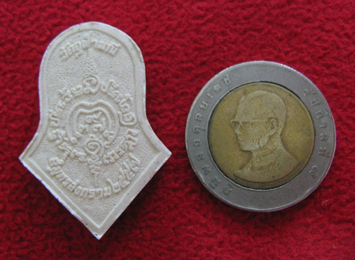 พระผงท้าวเวสสุวรรณ ใบจำปี หลวงพ่ออิฏฐ์ วัดจุฬามณี พ.ศ.2557 พร้อมใบคาถาค่ะ