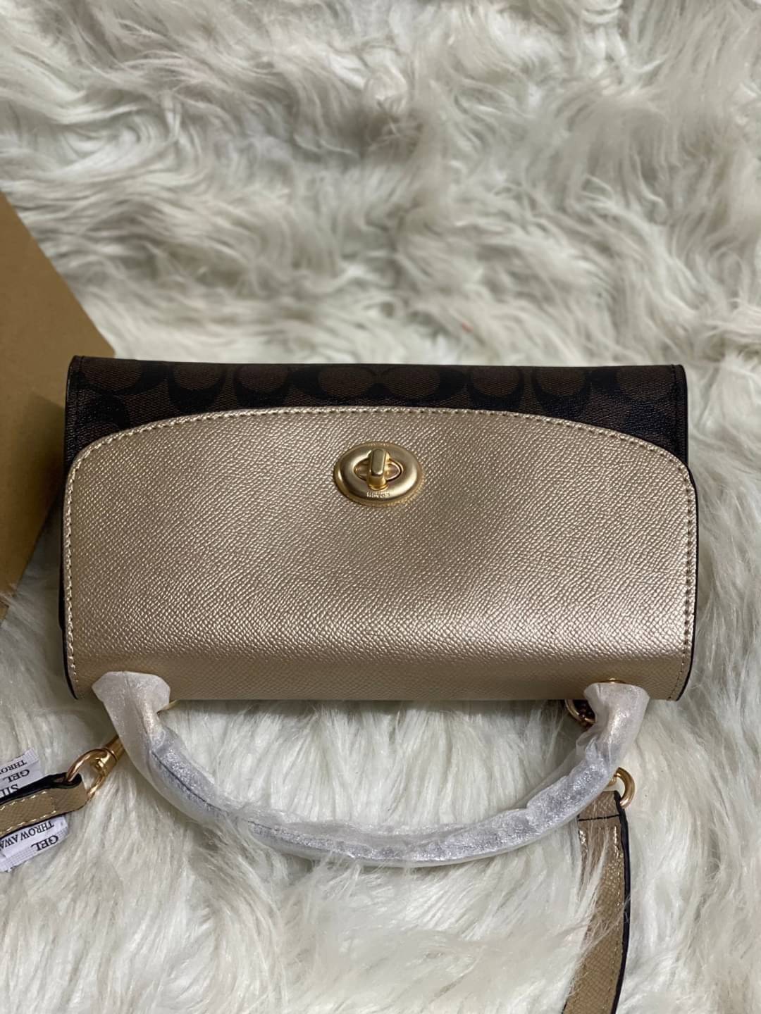 COACH TILLY SATCHEL 23 ((C1802//C1439/C1435)) พร้อมส่งที่ไทยทันทีค่ะ! กระเป๋าสะพายครอสบอดี้ร์หรือหิ้วก็เก๋ไปอีกค่ะ หนังแท้สวยงาม เปิดปิดกระเป๋าแบบหมุนล็อค ภายในมี2ช่องหลัก ใส่กระเป๋าเงินใบกลางได้;มือถือได้ทุกรุ่น;ของจำเป็นสาวๆได้ครบค่ะ;มีช่องซิปกลางและช่อ