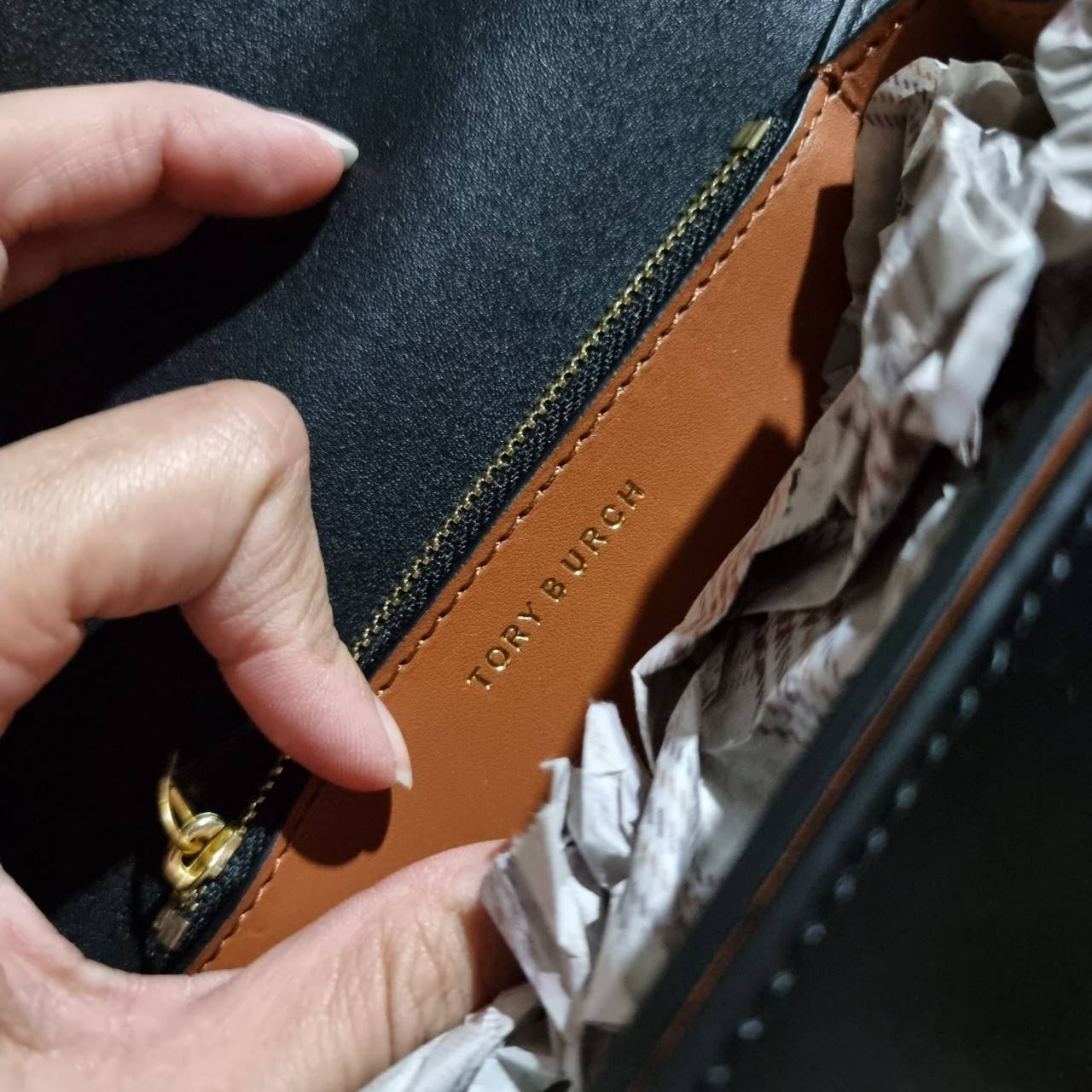 TORY BURCH ELEANOR SMALL CONVERTIBLE SHOULDER BAG ฮอตไอเท็ม รุ่นนี้ขายดีขายหมด คัมแบค!! สวยหรู คุณหนู ผู้ดี!! หายากมากที่สุด!! กระเป๋าสะพายข้าง ดีไซน์อยู่ทรง ขนาดกำลังสะดวกใช้สำหรับสาว วัสดุหนังแท้เต็มใบ สีทูโทน เปิด-ปิดด้วยแถบแม่เหล็ก ภายในแบ่งสัดส่วนได้