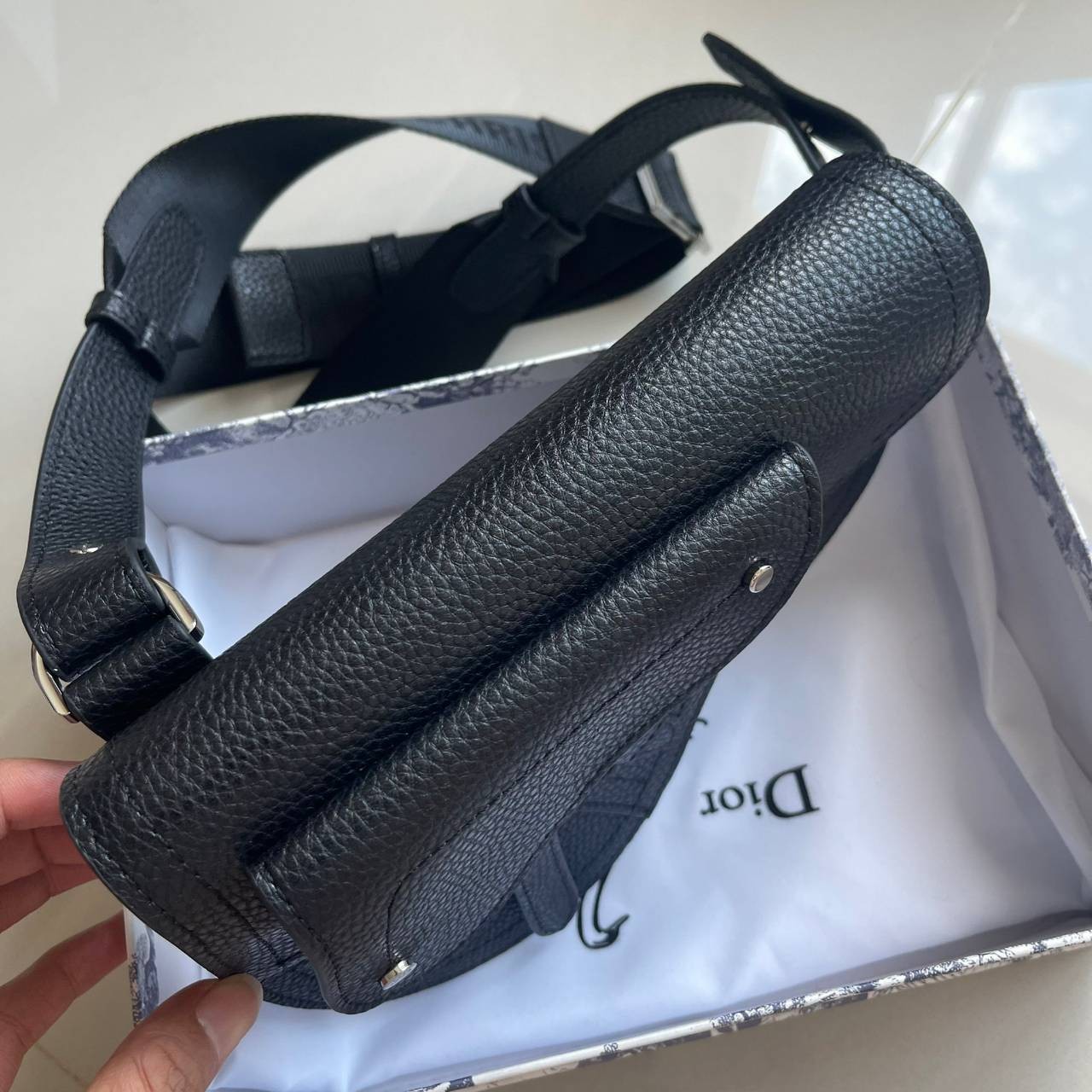 หนังแท้ CHRISTIAN DIOR SADDLE POUCH Black Grained Calfskin / DIOR SADDLE MESSENGER BAG พร้อมส่งที่ไทย กระเป๋า Saddle pouch คู่ใจขนาดกะทัดรัดและเหมาะสำหรับใช้ในชีวิตประจำวัน สีดำคลาสสิก เกรดออริจินอลหนังแท้ทั้งใบ ภาพสินค้าถ่ายจากงานขายจริง ใช้งานต่างประเทศ