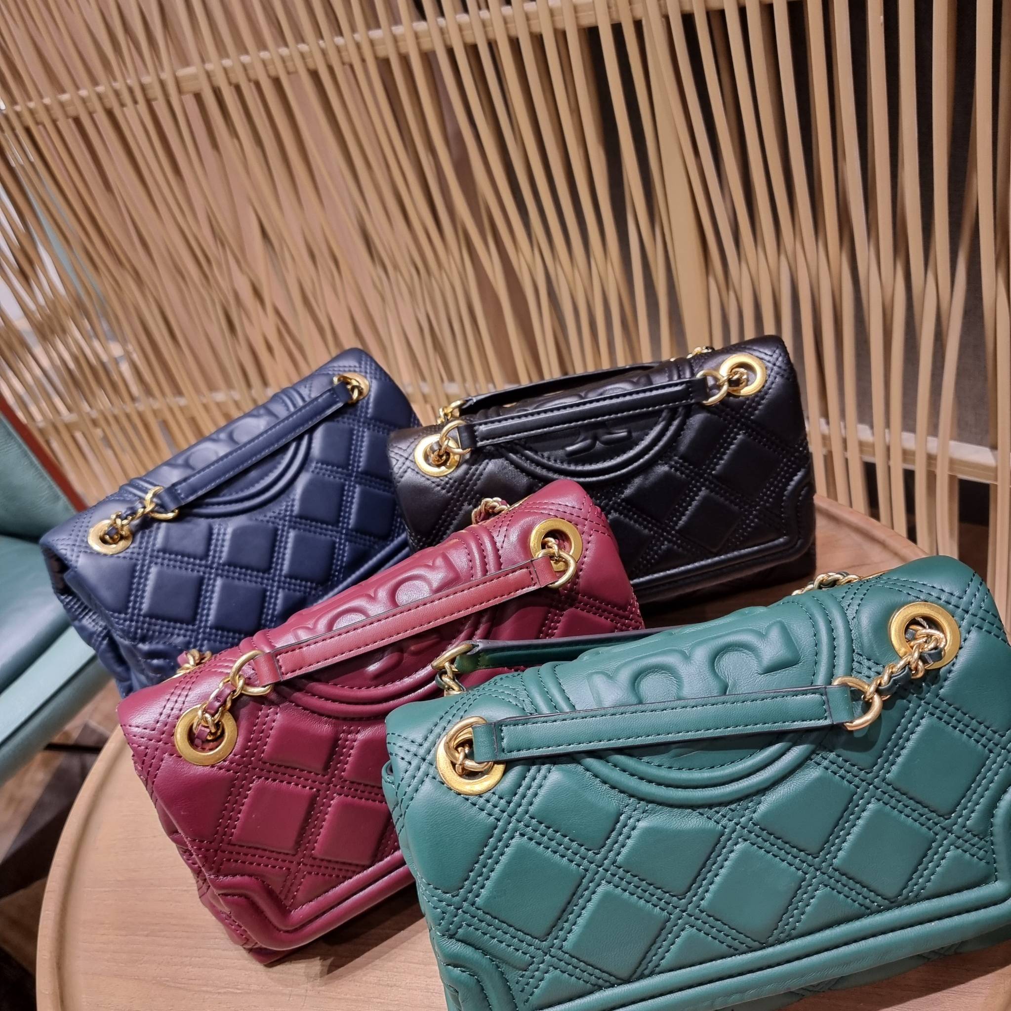 TORY BURCH FLEMING SOFT CONVERTIBLE SHOULDER BAG รุ่นหายากที่สาวๆตามหา มาพร้อมเสิร์ฟความสวยถึงบ้านไปเลยจ้า รอบนี้คัดสีสวยๆมาให้ได้ช้อปกันอย่างจุใจไปเลย กระเป๋าสะพายไหล่ หนังแท้นิ่มเต็มใบ สวยหรูดูแพง เปิด-ปิดด้วยตัวกดล็อคแน่นหนา สายสะพายในตัวปรับใช้ได้ 2 แ