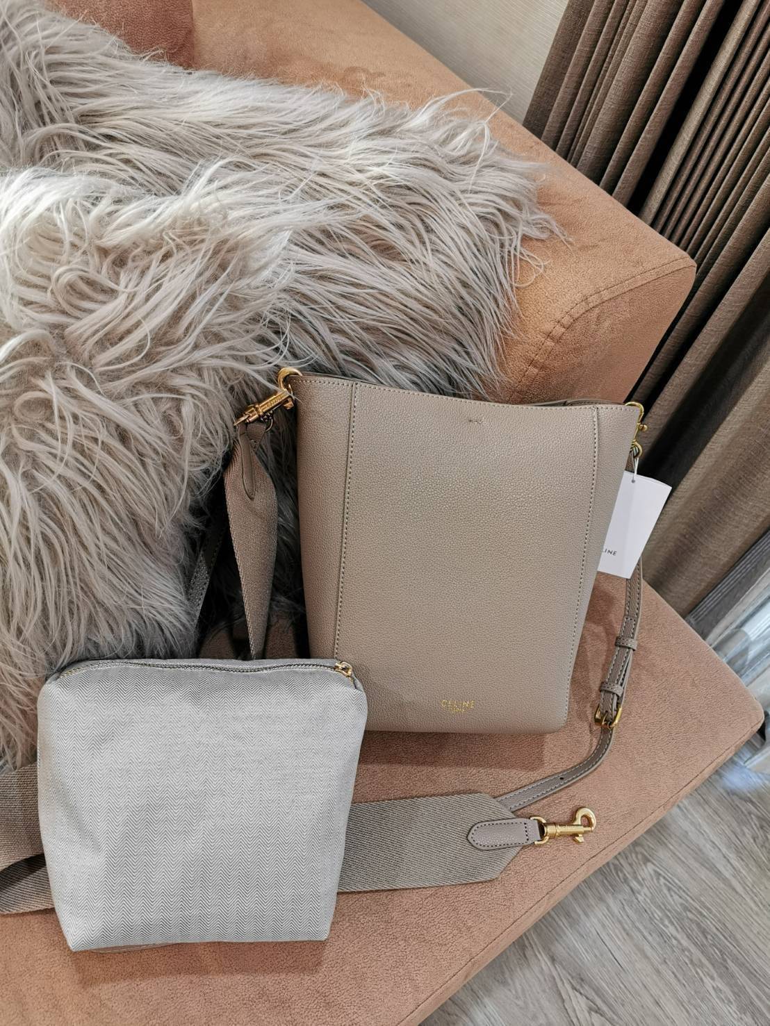 ซื้อ1ได้ถึง2! CELINE TRIOMPHE BUCKET BAG VIP GIFT WITH PURCHASE (GWP) พรีเมี่ยมกิ๊ฟ Limited Edition จาก CELINE PERFUME DUTY FREE COUNTER วัสดุหนังแท้ CALFSKIN ดีไซน์ทรง Bucket ขนาดกำลังดี มาพร้อมใบเล็กด้านในแยกใช้ได้ น้ำหนักเบา ภายในกว้างใส่ของใช้ได้เยอะพ