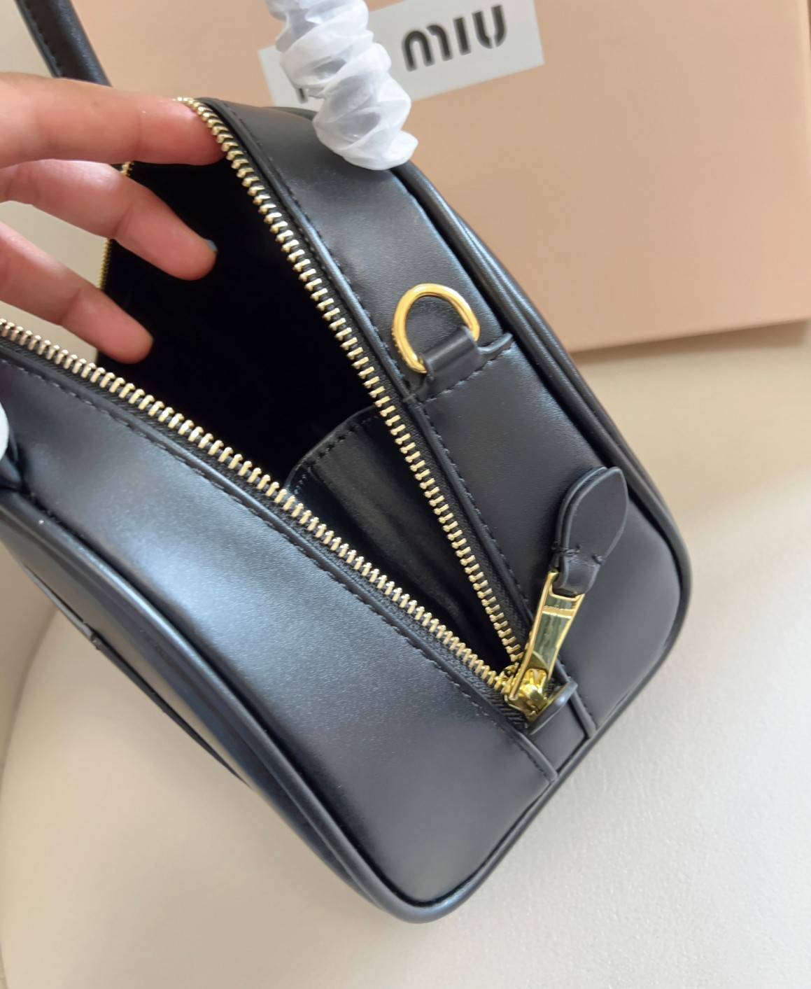 MIU MIU HALF-MOON TOP HANDLE BAG / Patent leather bowling bag / Miu Miu Leather top-handle bag กระเป๋าทรงพระจันทร์เสี้ยว หนังนิ่ม ลื่นเงา ตัดกับอะไหล่ทองได้ลงตัว