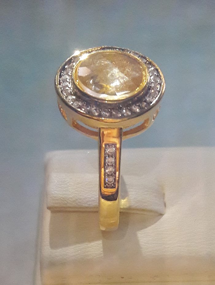 แหวนกังหัน4ใบ รุ่นเพชรข้าง เสริมดวงเนื้อทองเหลืองชุบทองประดับเพชรค่ะ