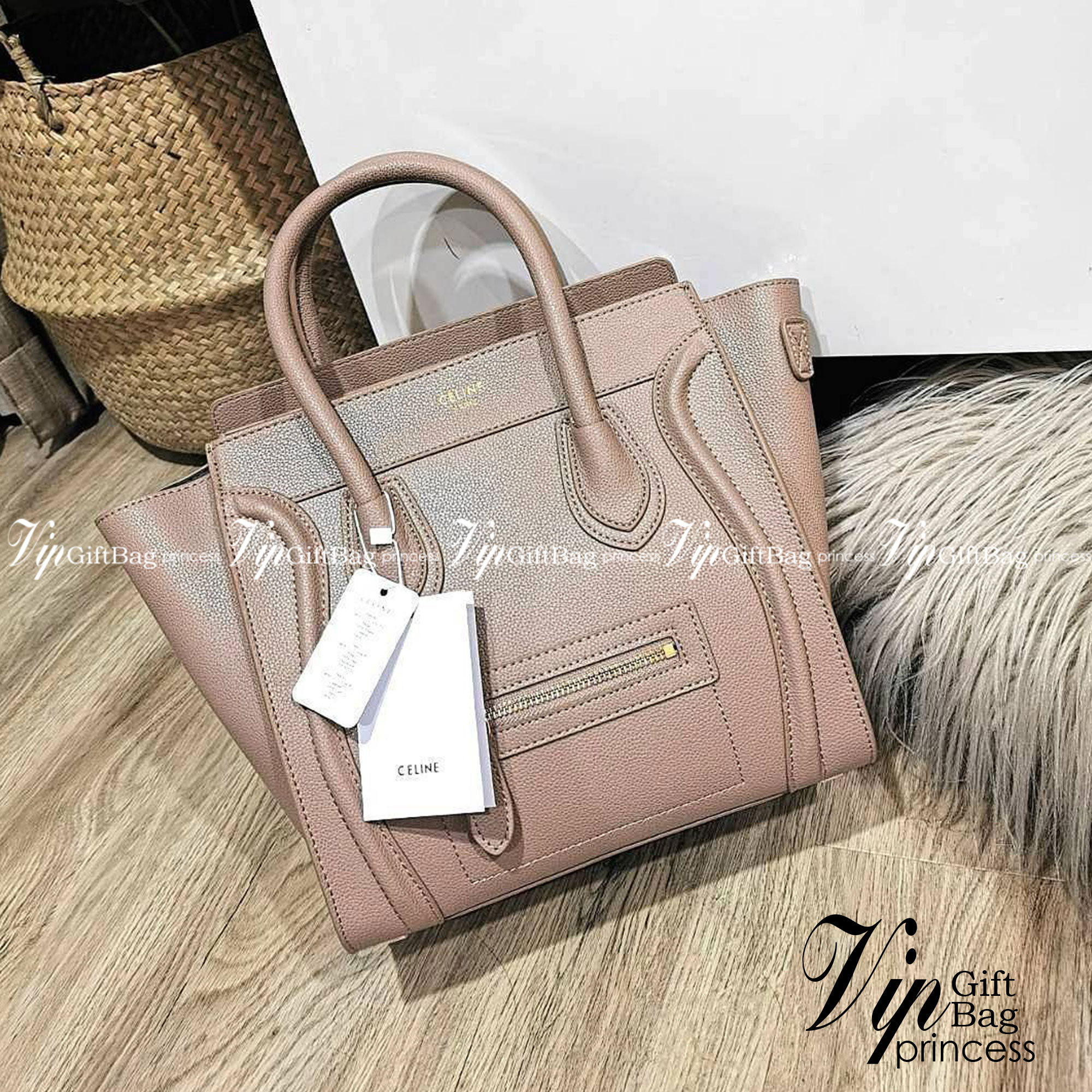 VIP 🥂 Celine Nano Luggage Desert Rose / CELINE HANDLE BAG GIFT วัสดุหนังแท้ Calf Skin มาในดีไซน์สุดหรูยอดนิยมหนังนิ่มหอมขึ้นเทคเจอร์สวยอยู่ทรง เปิดปิดด้วยซิปสะดวกใช้ ด้านหน้ามีโลโก้แบรนด์ ภายในโล่งกว้างและจุ มีช่องซิปและช่องPocketใส่มือถือของใช้ได