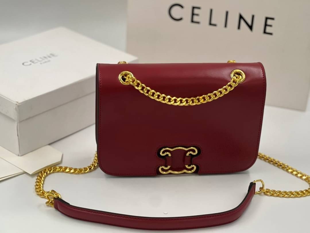 CELINE Classique Triomphe Bag in shiny / CELINE TRIOMPHE WITH CHAIN กระเป๋าสะพายทรงกล่องคล้าย Classic Box แต่มีรุ่นใหม่ออกแบบโลโก้สะดุดตาวินเทจ ด้วยดีไซน์ที่ดูโฉบเฉี่ยว