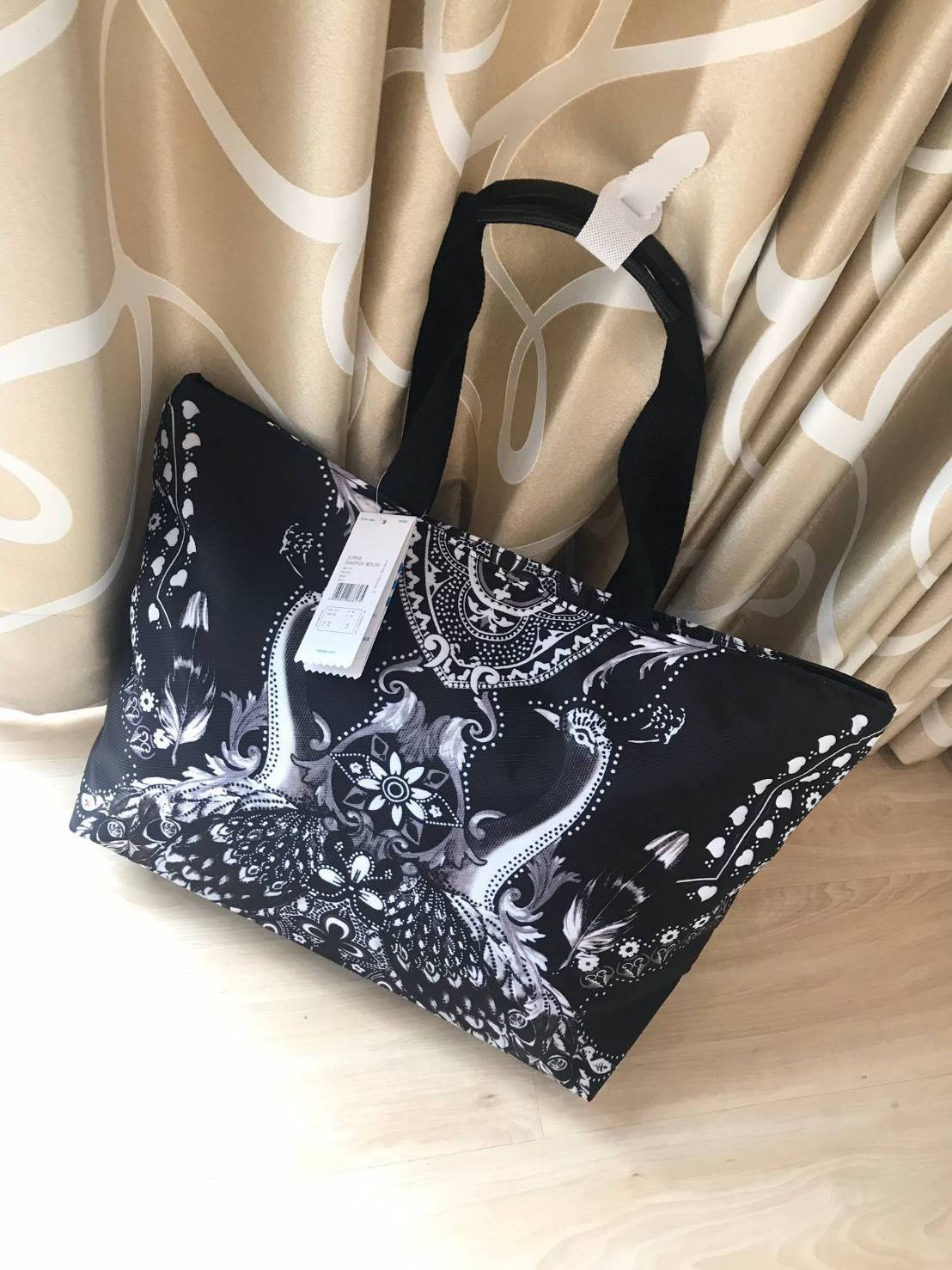 Adidas Original Large Tote Bag กระเป๋าสะพายทรง Tote หรือทรง shopping ใบใหญ่จาก Adidas Factory Outlet วัสดุ Nylon & Polyester 100% เนื้อนิ่มคุณภาพดี น้ำหนักเบาใบใหญ่จุได้เยอะ เปิดปิดด้วยซิปเดียวด้านบน หัวซิปปั้มโลโก้ ภายในมีช่องซิป แยกเก็บของสำคัญ และช่องใ