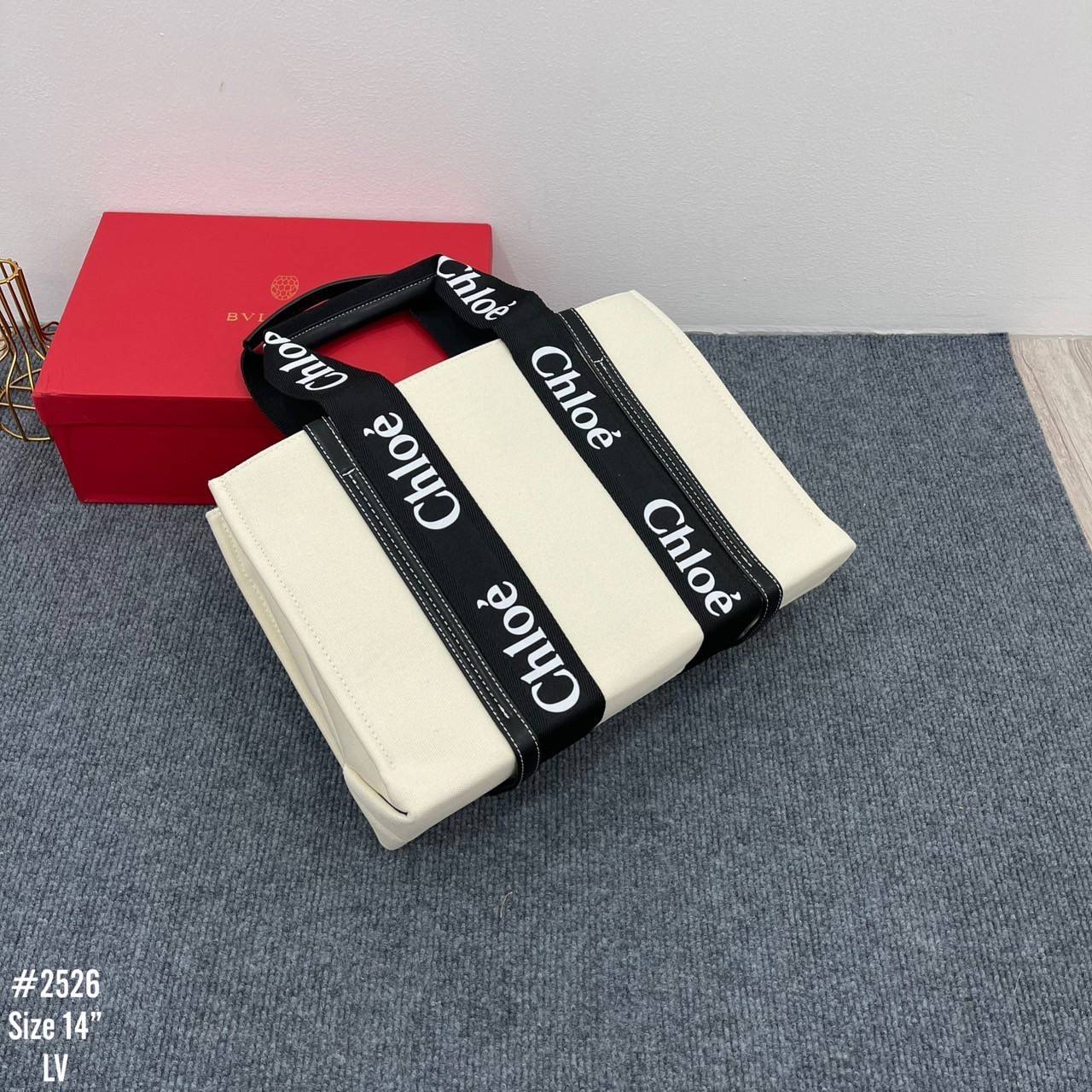 CHLOE Woody tote bag [small size] กระเป๋าทรงโท้ท จุของได้เยอะมาก แบรนด์ดังจากสัญชาติฝรั่งเศส เป็นที่ชื่นชอบของเซเลบริตี โคลเอ้รุ่นนี้เป็นสไตล์วินเทจ เรียบหรูและดูดี