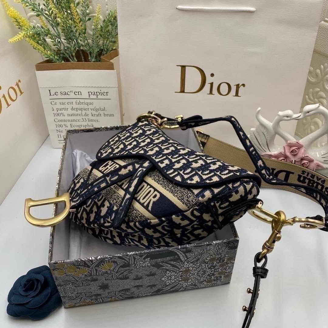 ORI หนังแท้ | Dior Saddle Bag Blue Dior Oblique Embroidery กระเป๋าสะพายทรงสวยไม่ซ้ำใคร กิมมิคในตัว ดูแพง ดีไซน์ย้อนยุค เรียบหรูเป็นเอกลักษณ์