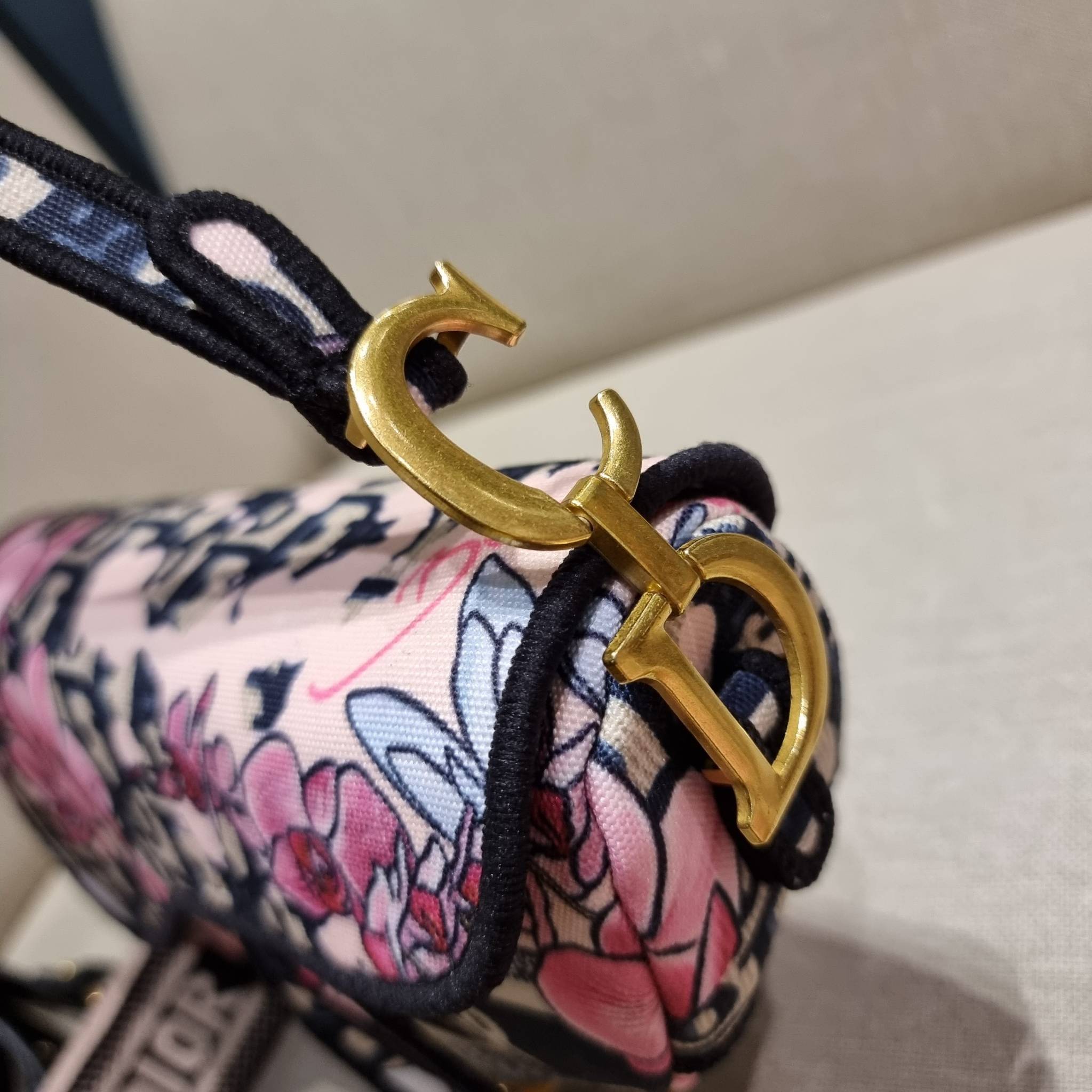 VIP CD OBLIQUE SADDLE BAG / DIOR SADDLE กระเป๋าสะพายข้าง ทรงสวยไม่ซ้ำใคร กิมมิคในตัว ดูแพง ไซส์ใหญ่ ดีไซน์ย้อนยุค เป็นเอกลักษณ์สวยทุกแบบ เปิด-ปิดด้วยกระดุมแม่เหล็กซ่อน ใช้งานง่ายมากๆ ภายในเป็นช่องโล่ง มีช่องซิป ใบสีดำเป็นหนังแท้ ใบลายเป็นผ้าแคนวาส ดูดี ดู