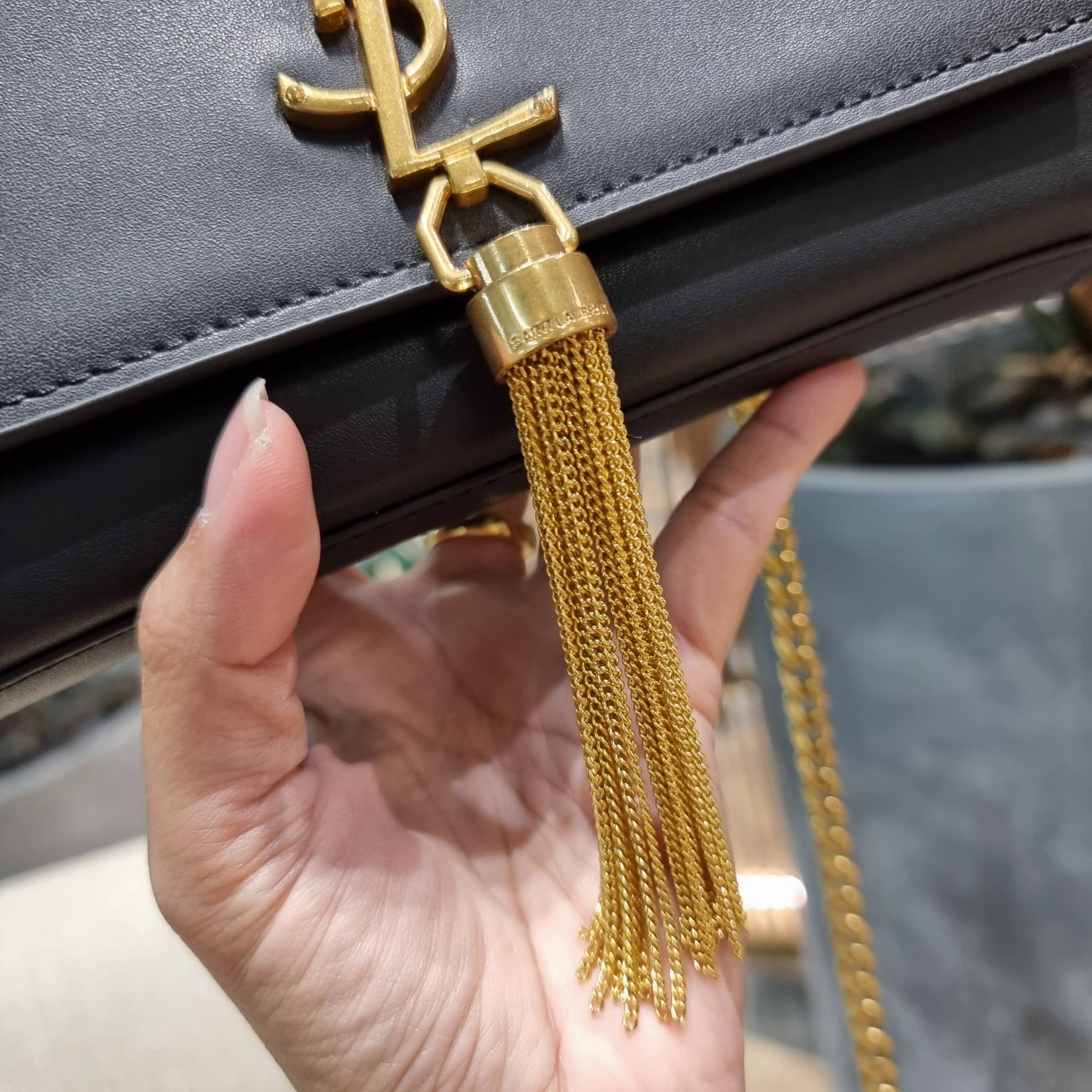Yves Saint laurent small kate bag สุดหรู ทรง woc ที่แสนจะฮอตปรอทแตก ดีไซน์เรียบ แต่แอบมีดีเทลความหรูที่พู่ห้อยสีทองโดดเด่น เพิ่มความแพงอีกหนึ่ง วัสดุหนังแท้สัมผัสดีงาม ใช้งานง่ายเพียงแค่เปิด-ปิดด้วยกระดุมแม่เหล็ก ภายในเป็นช่องโล่ง มีช่องใส่บัตร ใส่มือถือ 