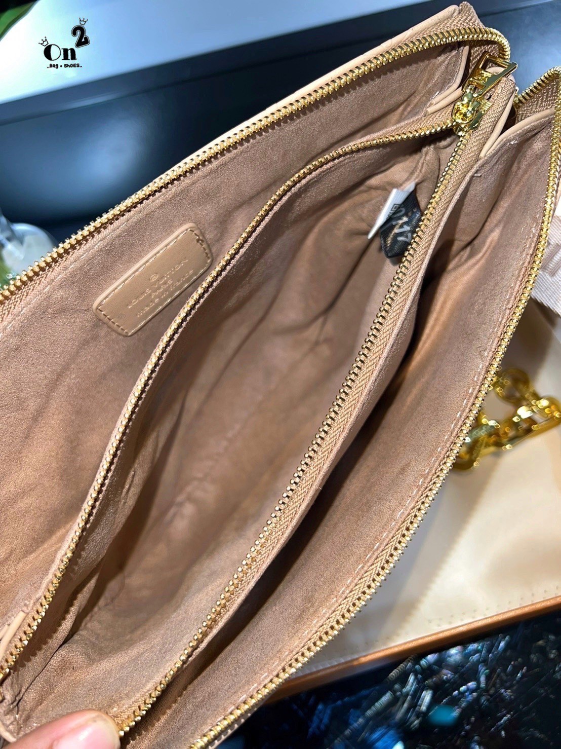 LV HANDLE POUCH MONOGRAM / LV Coussin PM Bag กระเป๋าสะพายกึ่งคลัชท์ สุดล้ำ มาแรงมาก ด้วยความสวยปังตั้งแต่แรกเห็น วัสดุหนังแกะสังเคราะห์ปั๊มลายสวยคม มาพร้อมสาย 2 เส้น เลิศๆ มีสายโซ่ที่มีดีเทลละเอียดไม่ซ้ำ และสายสปอร์ตครอสบอดี้ ที่จะคล้องไว้ทั้งสองเส้นก็ดีง