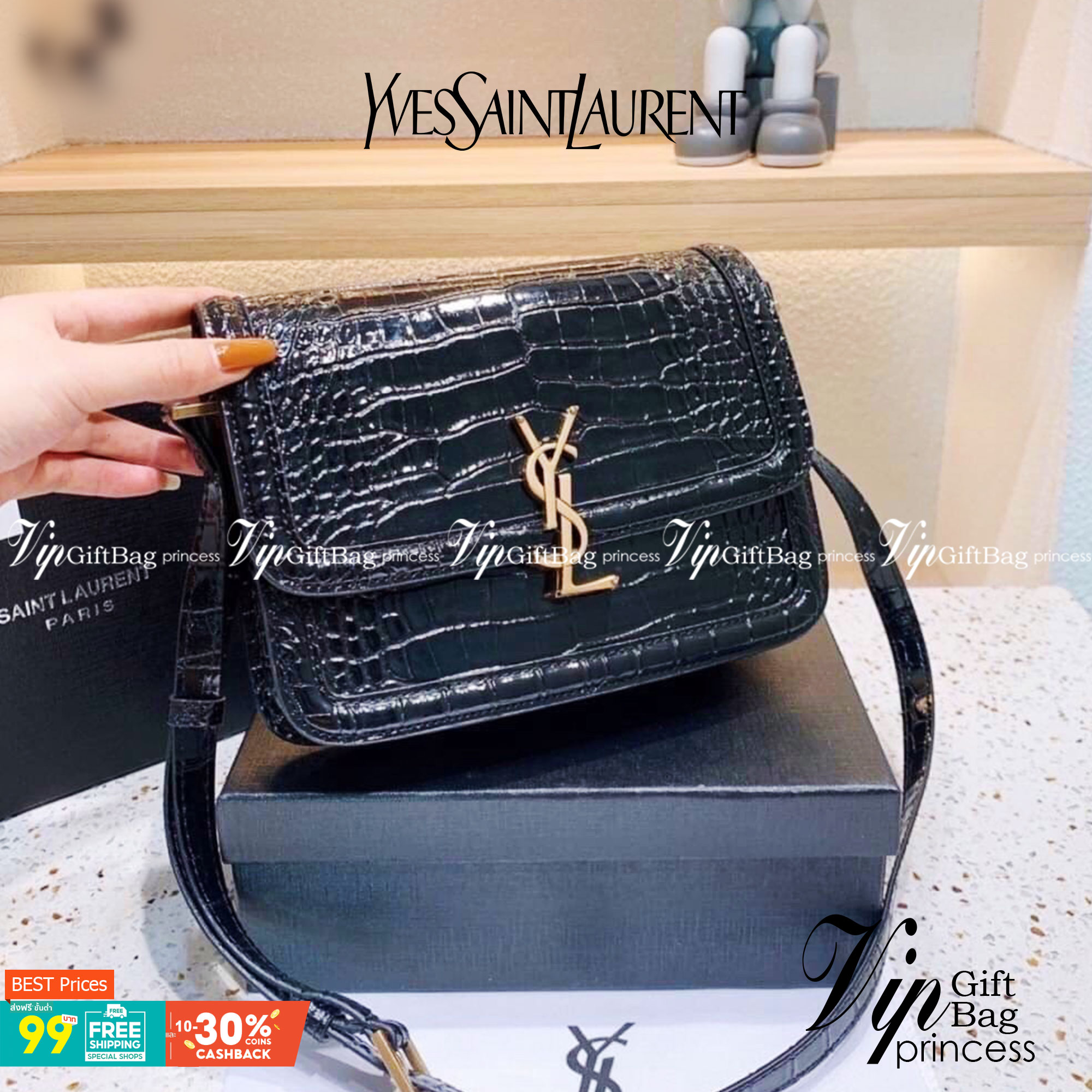 YSL Yves Saint Laurent Black Croc Embossed Leather Satchel Shoulder Bag กระเป๋าสะพายทรงกล่องหนังลายจระเข้ คอลนี้ถือว่าเป็นตัวท๊อปเลยค่า ดาราใช้กันเยอะ ดีไซส์น่าใช้ วัสดุเกรดดี อะไหล่สวยงาม ภายในโล่งมีช่องหลัก และช่องย่อยสามารถใส่มือถือของใช้จุกจิกได้เยอะ 